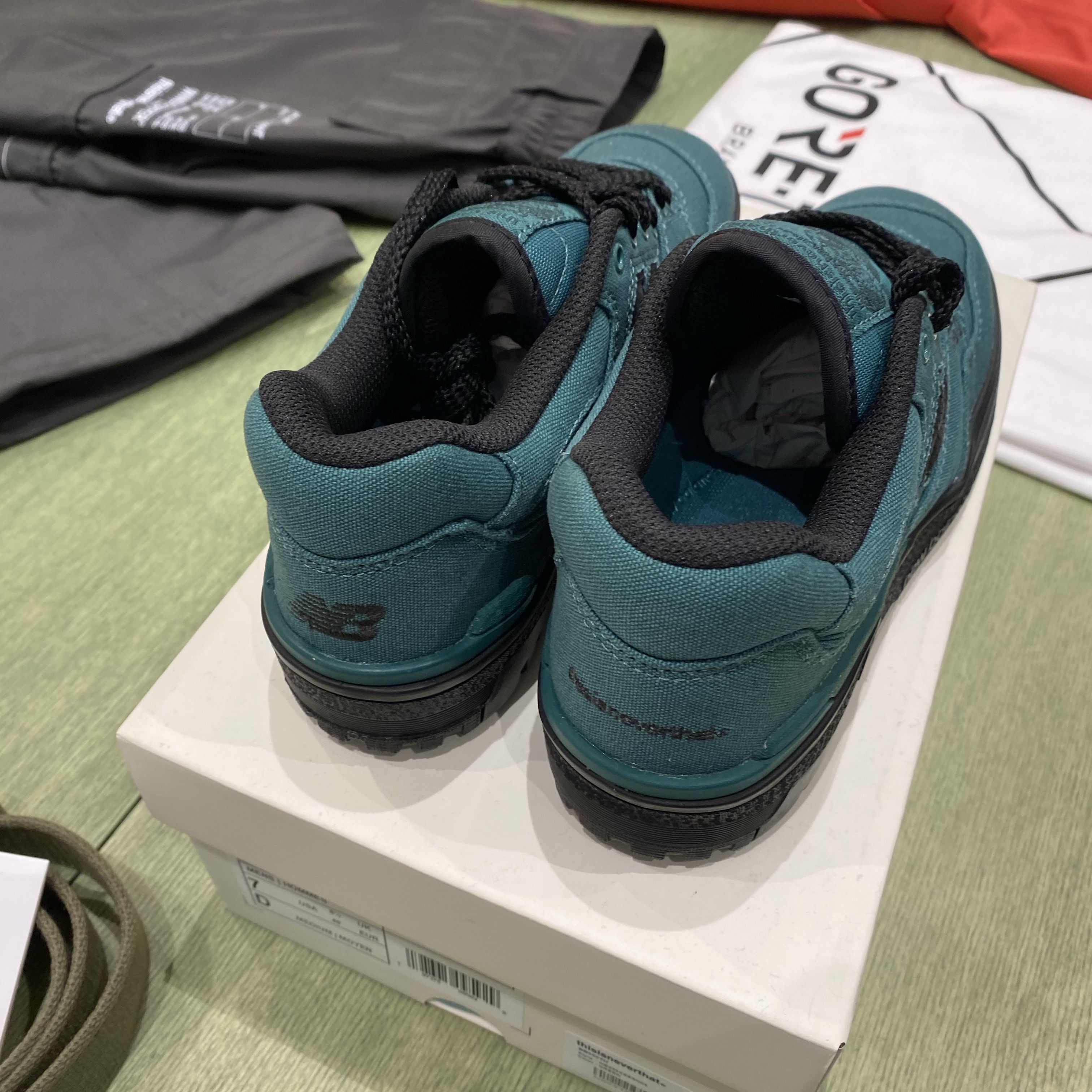New Balance x Thisisneverthat 550 Green Black 착용 스타일 - 2