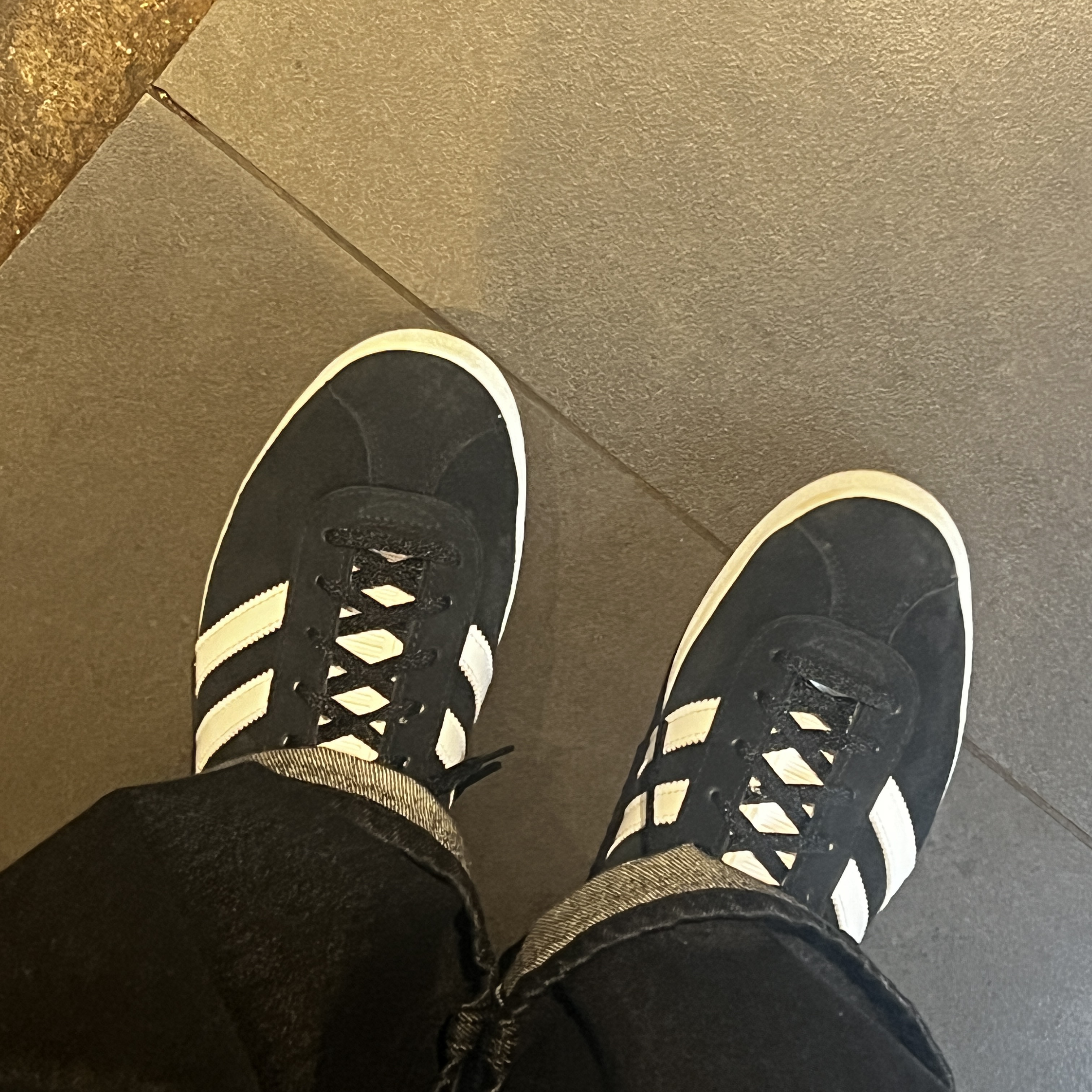 Adidas Gazelle 85 Black White Gold 착용 스타일