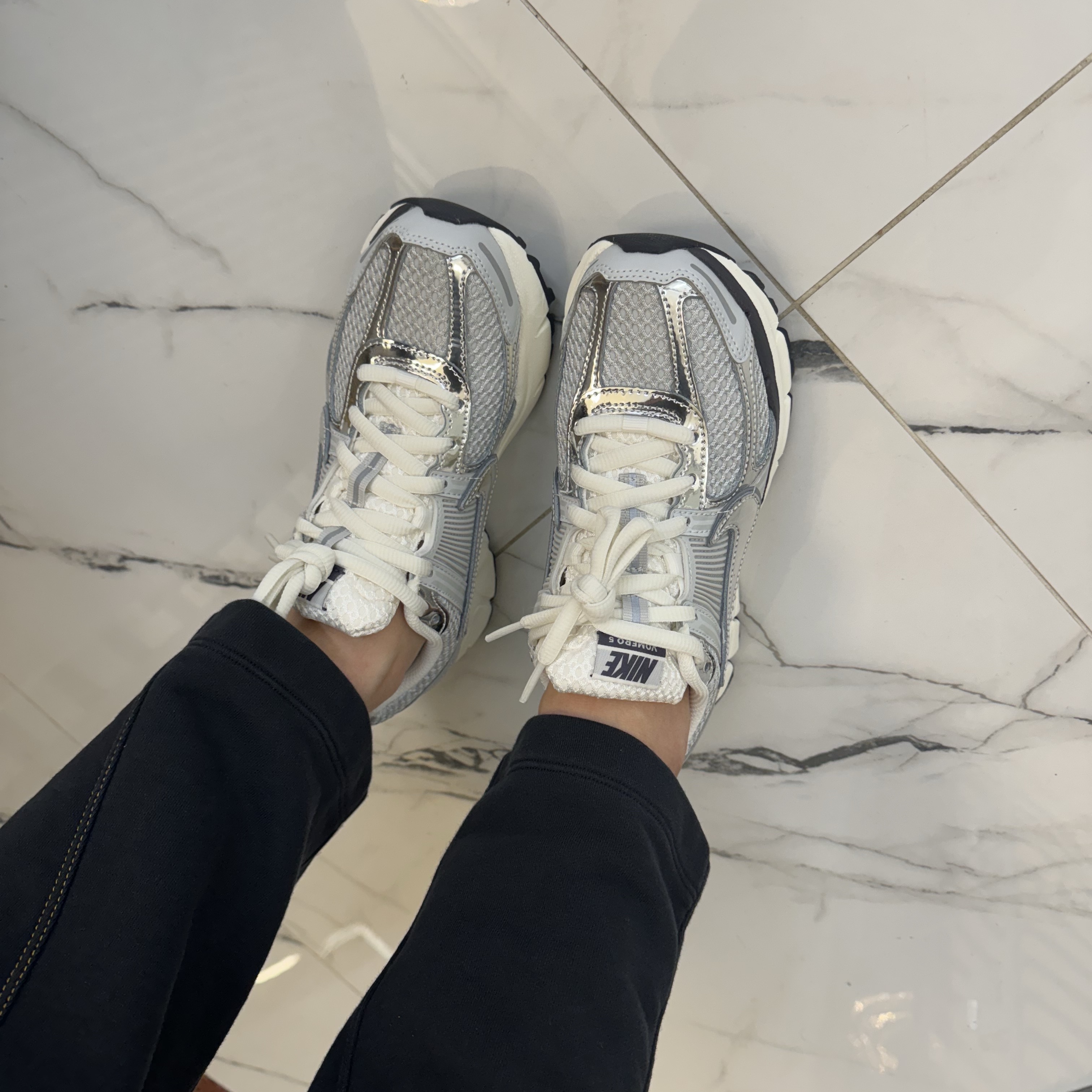 (W) Nike Zoom Vomero 5 Photon Dust and Metallic Silver 착용 스타일