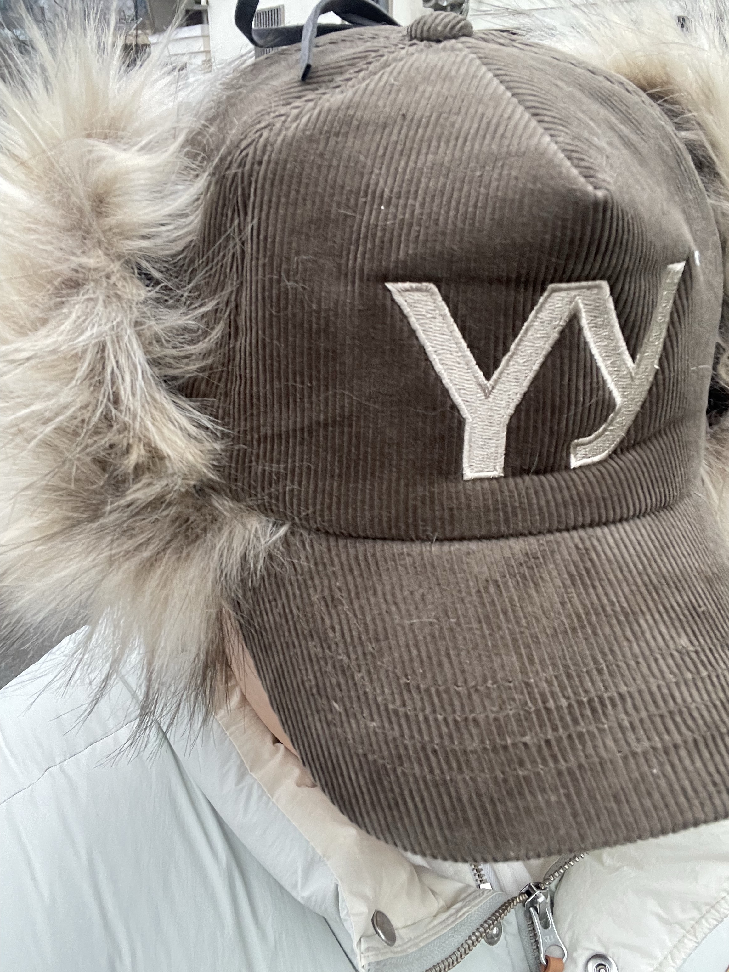 Open Yy Faux Fur Corduroy Earflap Cap Khaki 착용 스타일