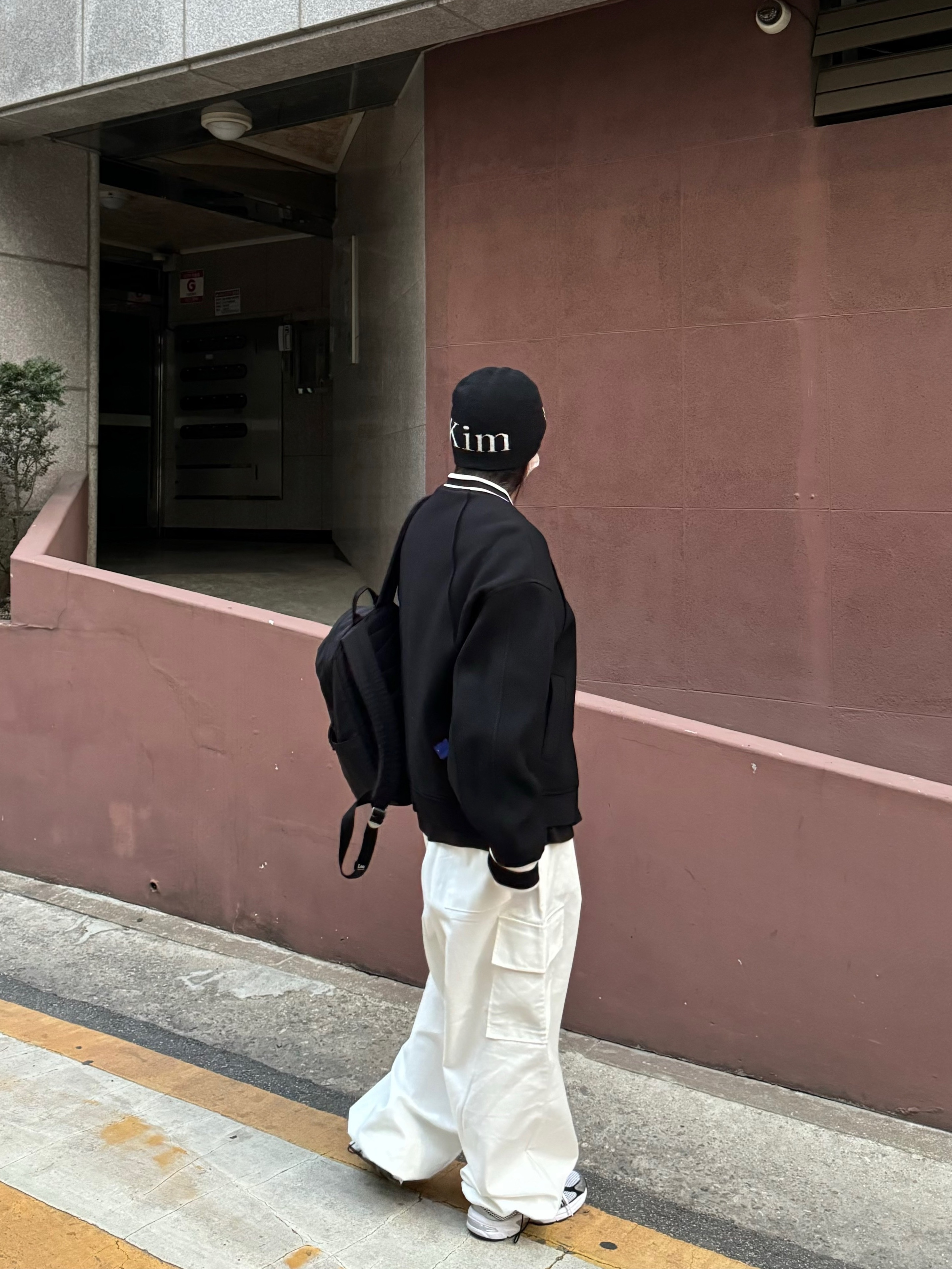 Zara x Ader Error Wool Blend Bomber Black, Matin Kim Logo Jacquard Short Beanie Black 착용 스타일 - 2