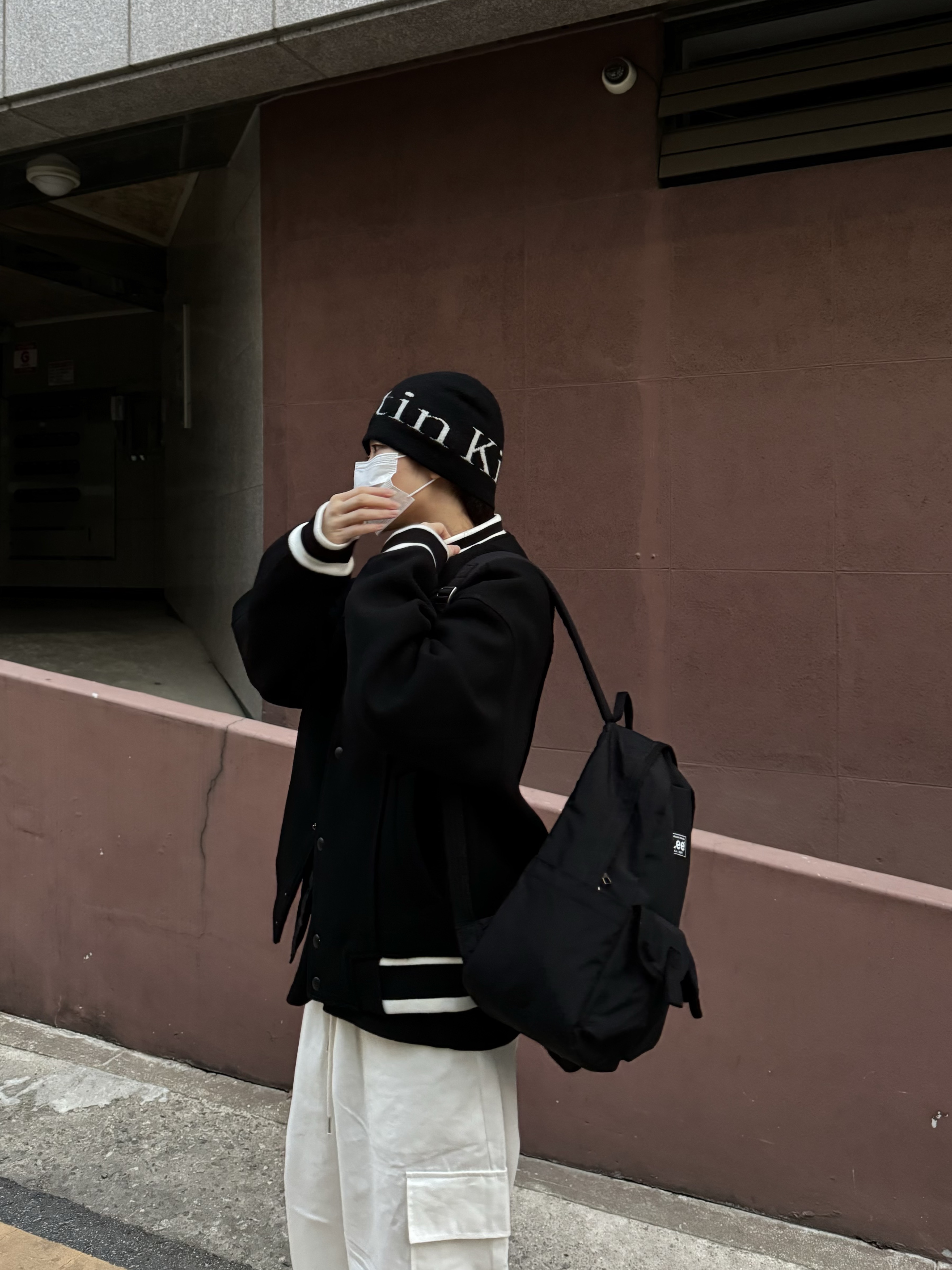 Zara x Ader Error Wool Blend Bomber Black, Matin Kim Logo Jacquard Short Beanie Black 착용 스타일 - 3