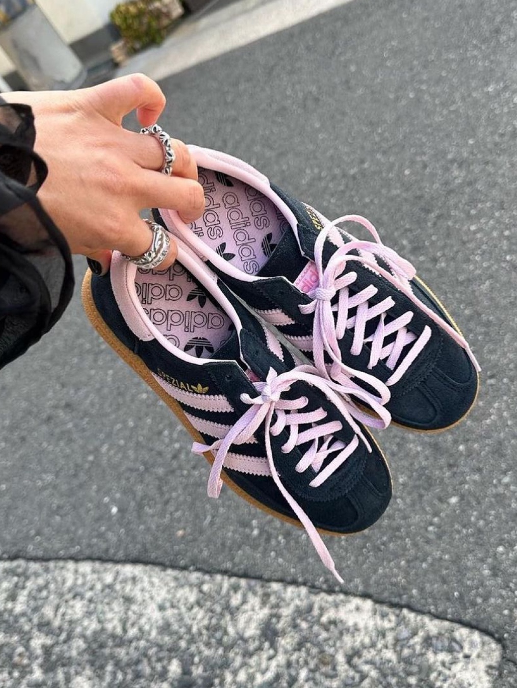 (W) Adidas Spezial Handball Clear Pink, (W) Adidas Spezial Handball Core Black Clear Pink 착용 스타일 - 2