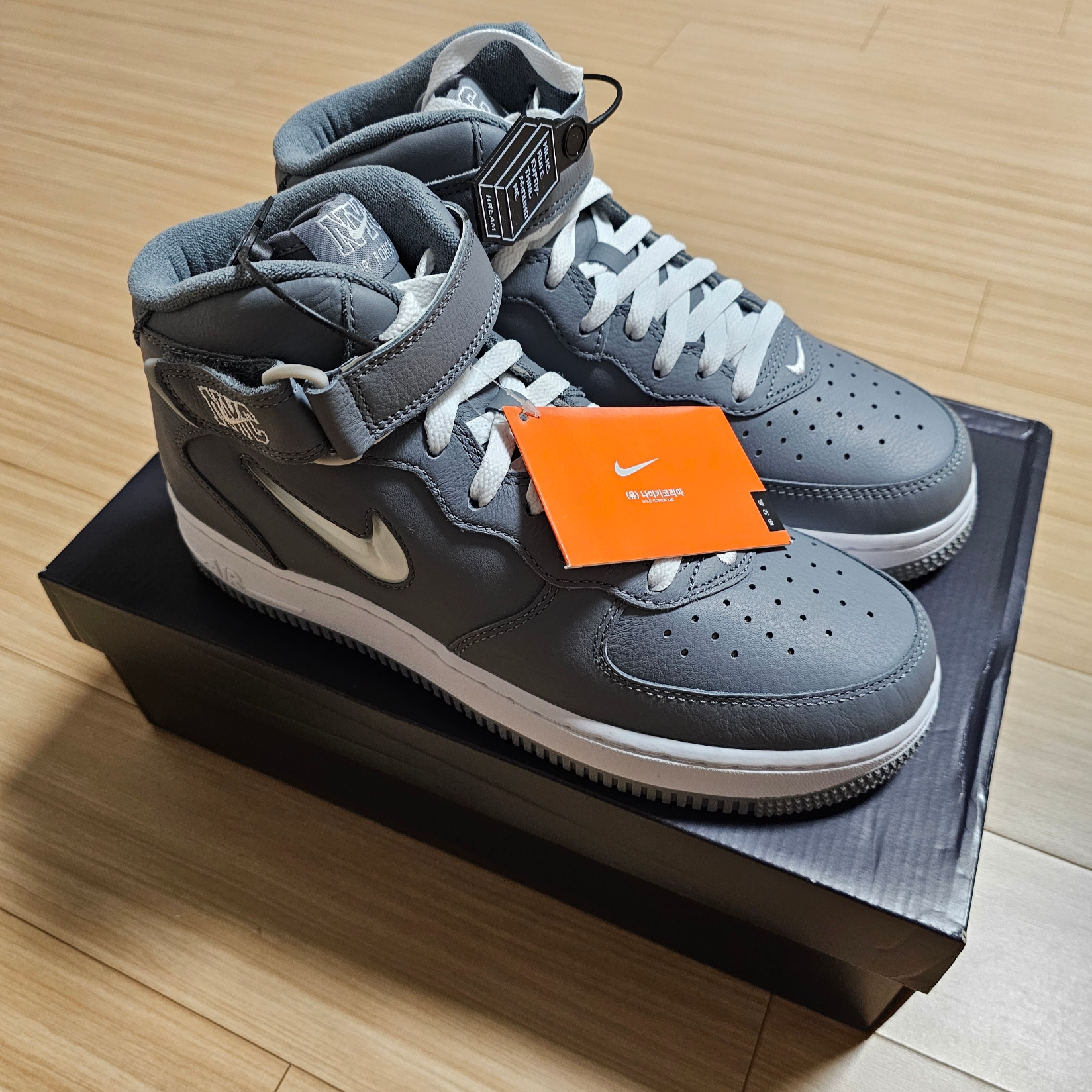 Nike Air Force 1 Mid QS NYC Cool Grey 착용 스타일
