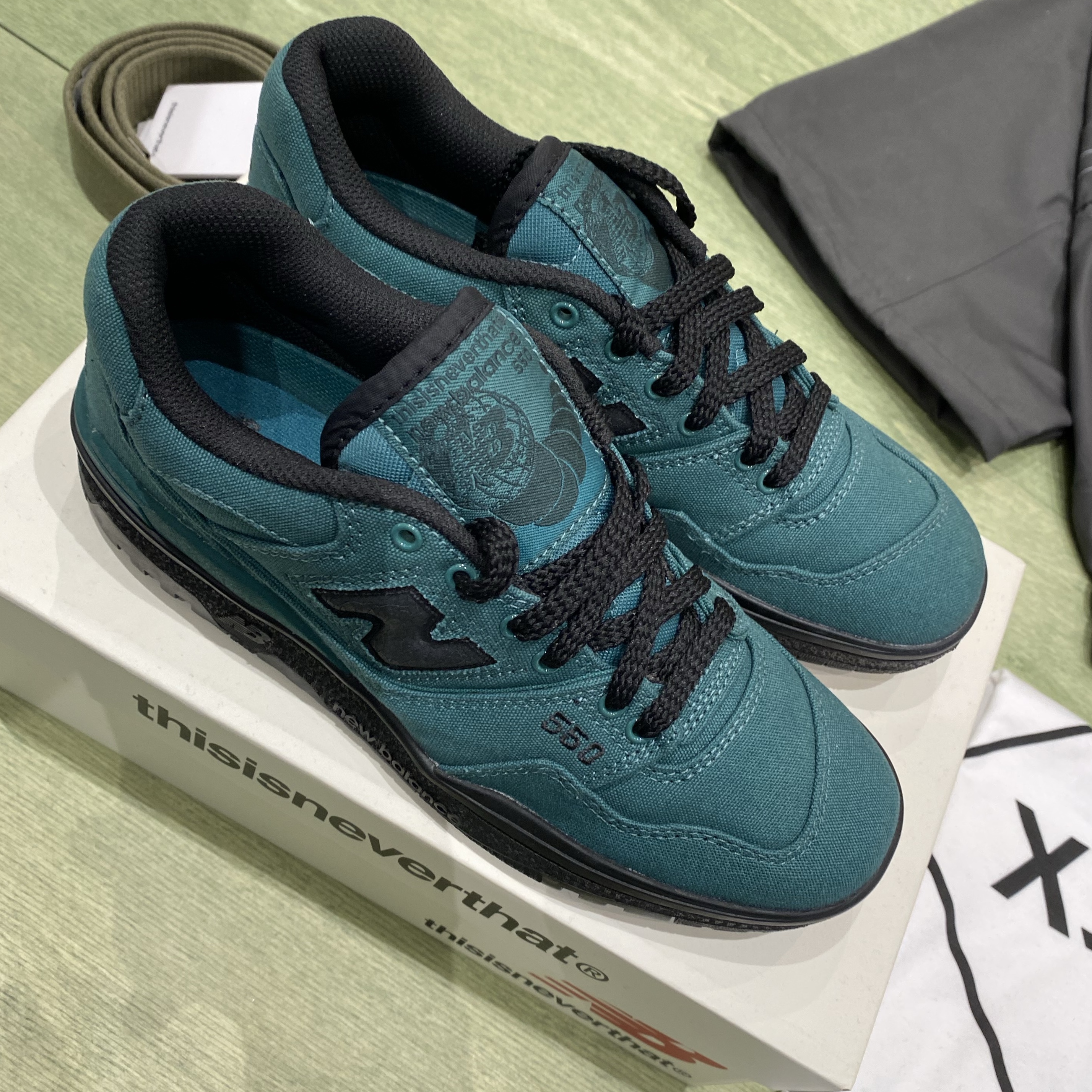 New Balance x Thisisneverthat 550 Green Black 착용 스타일 - 1