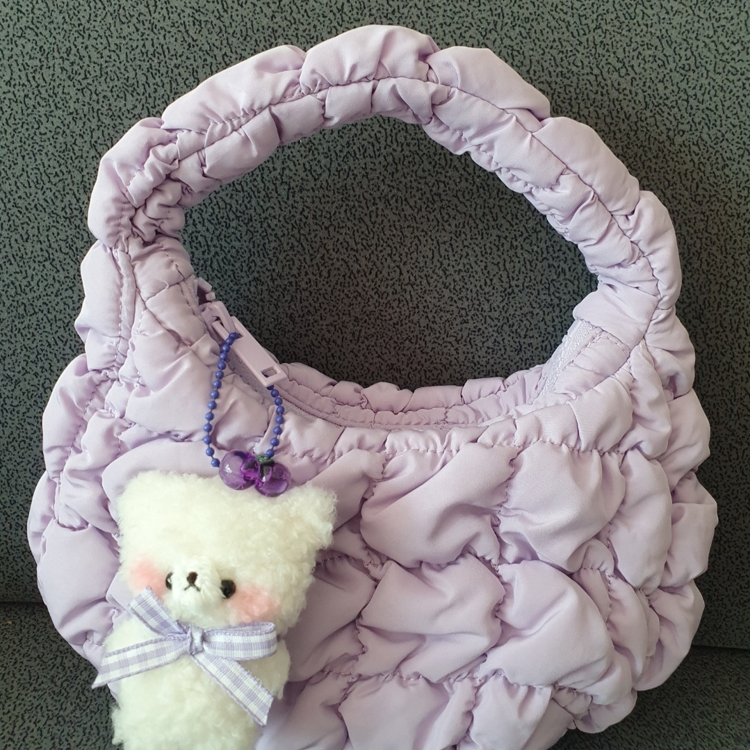 COS Quilted Mini Bag Black, COS Quilted Micro Bag Purple 착용 스타일 - 3