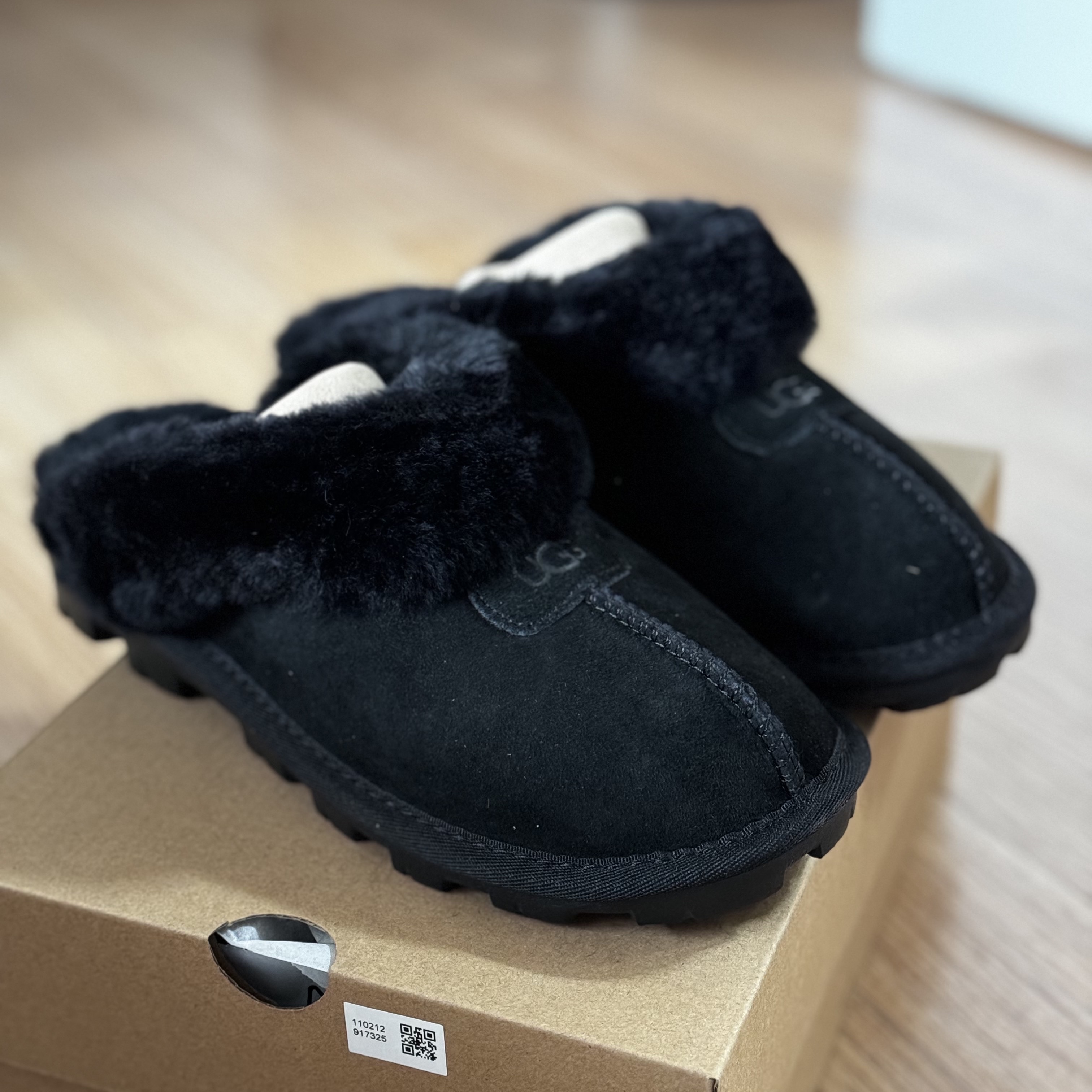 (W) UGG Coquette Slipper Black 착용 스타일