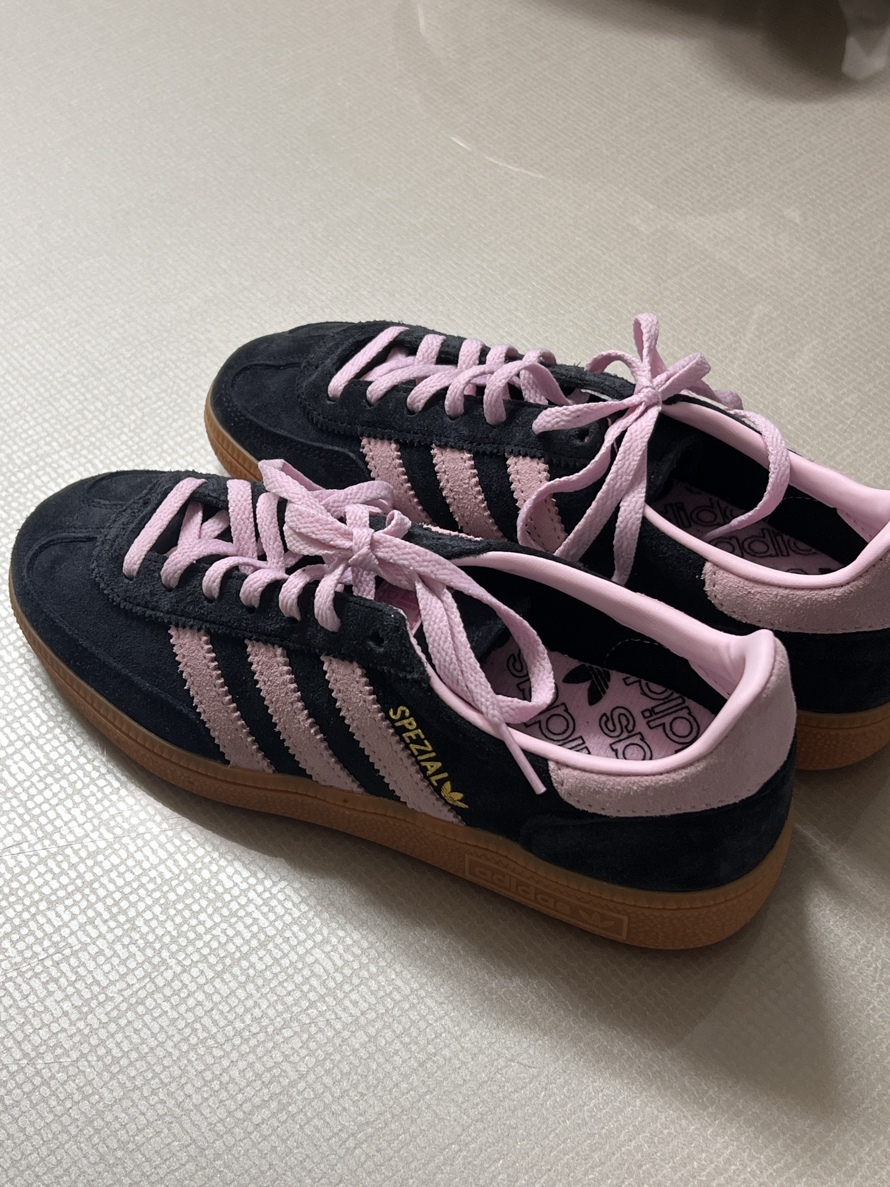 (W) Adidas Spezial Handball Core Black Clear Pink 착용 스타일