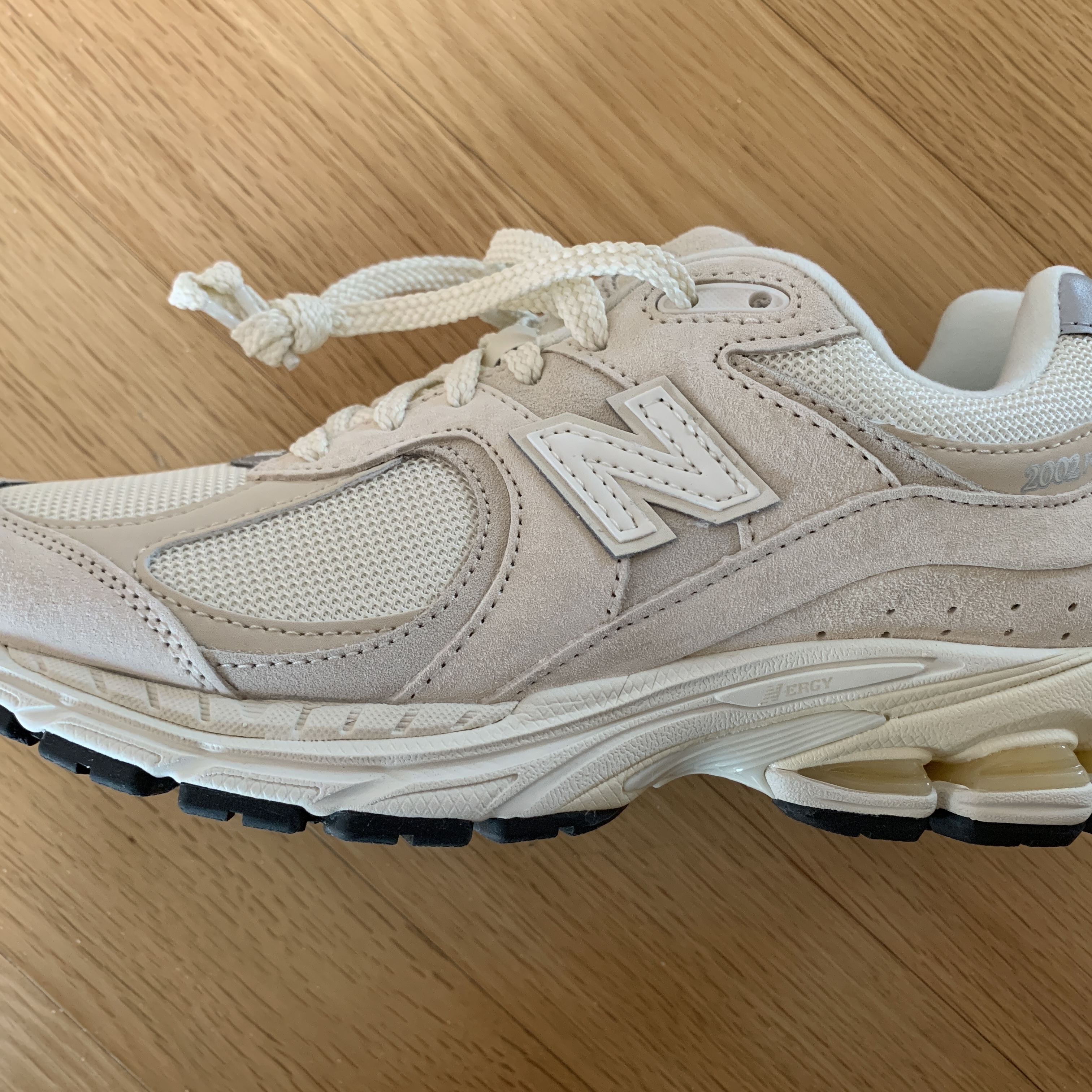 New Balance 2002R Beige Calm Taupe 착용 스타일 - 2