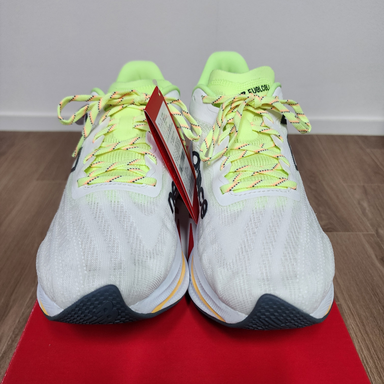 New Balance Fuelcell Supercomp Trainer v2 White Hot Mango - 2E Wide 착용 스타일 - 1