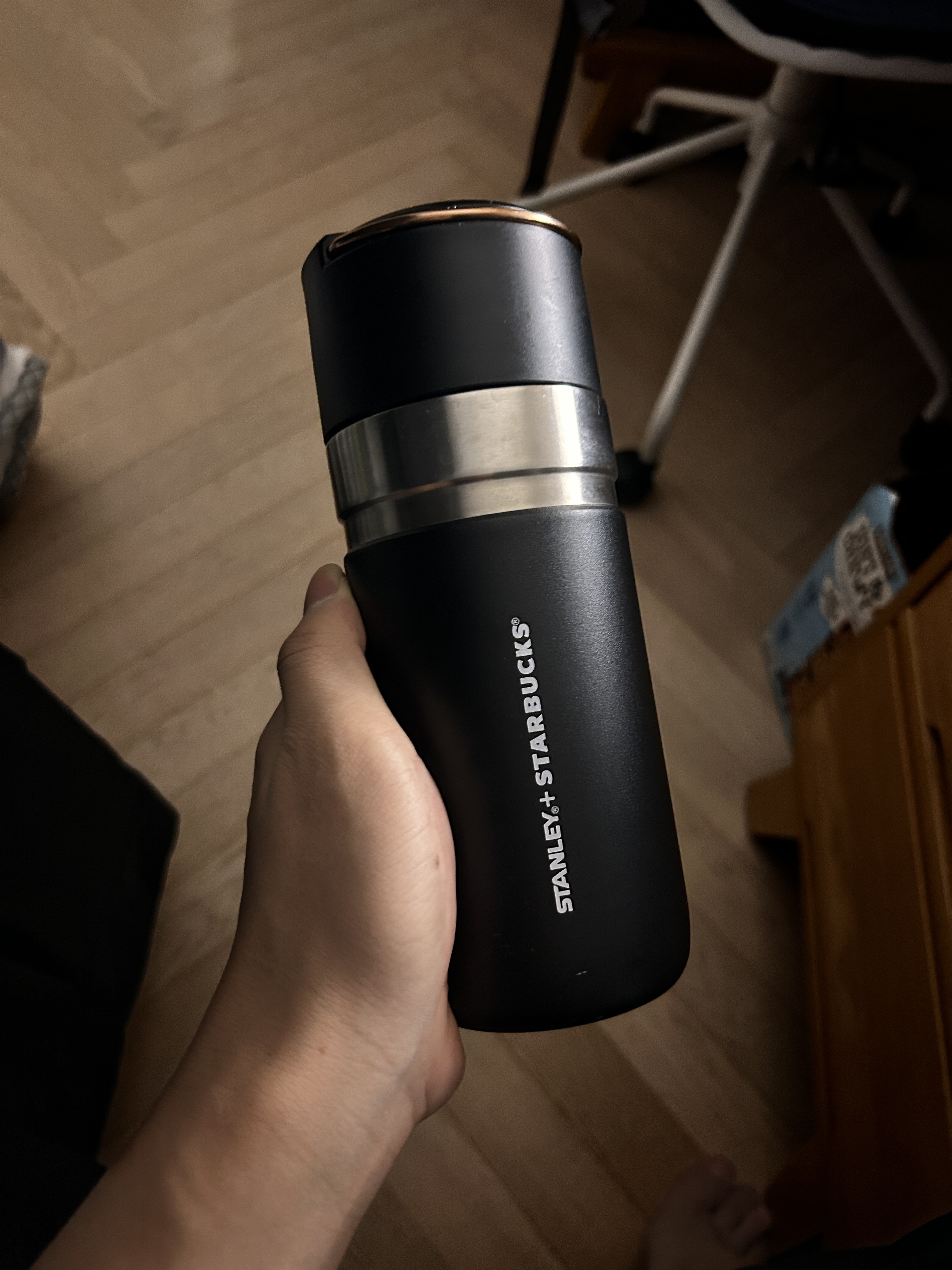Stanley x Starbucks SS Thermos Black Gold 500ml 착용 스타일 - 1