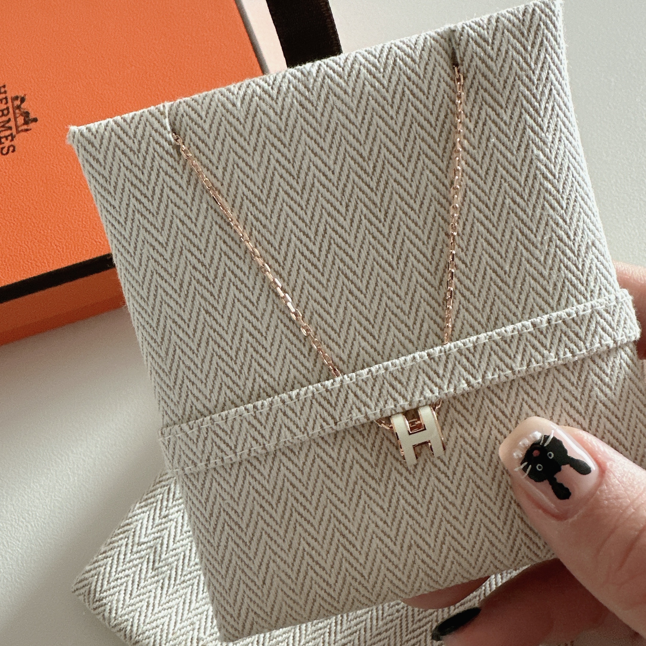 (W) Hermes Mini Pop H Pendant Rose Gold & Blanc 착용 스타일