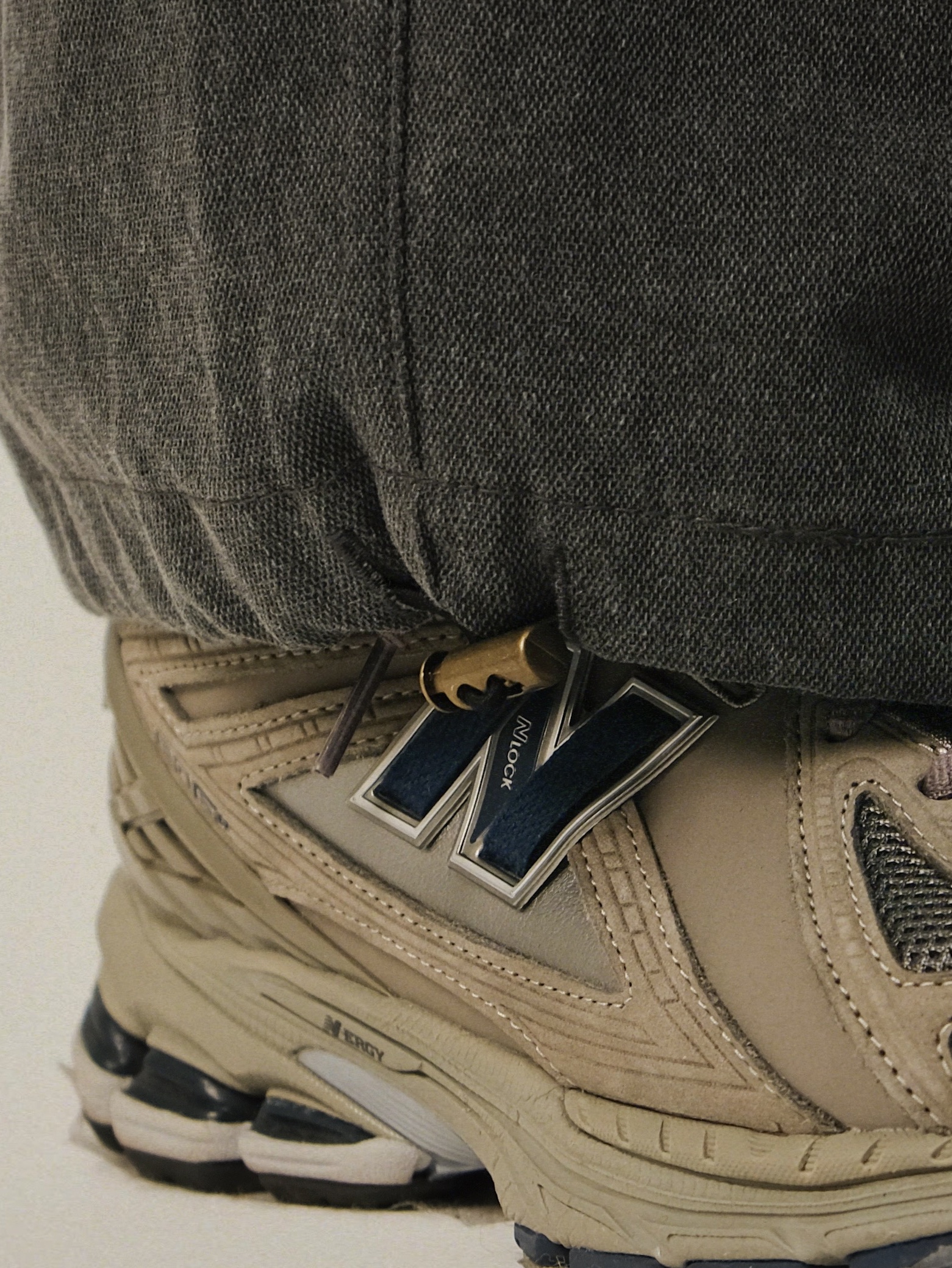 New Balance 1906R Charcoal Grey 착용 스타일 - 1
