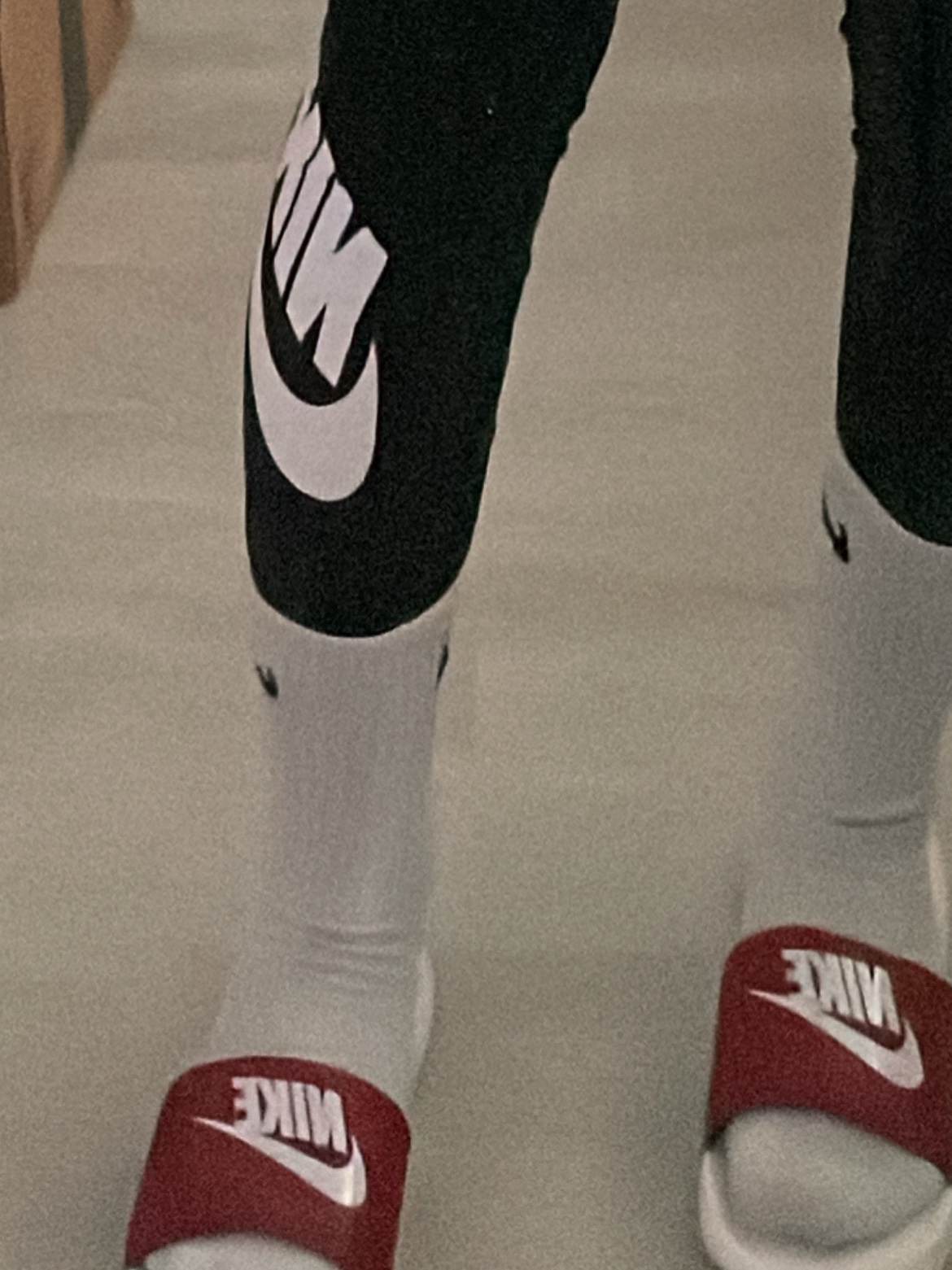 Nike Victori One Slide Gym Red 착용 스타일