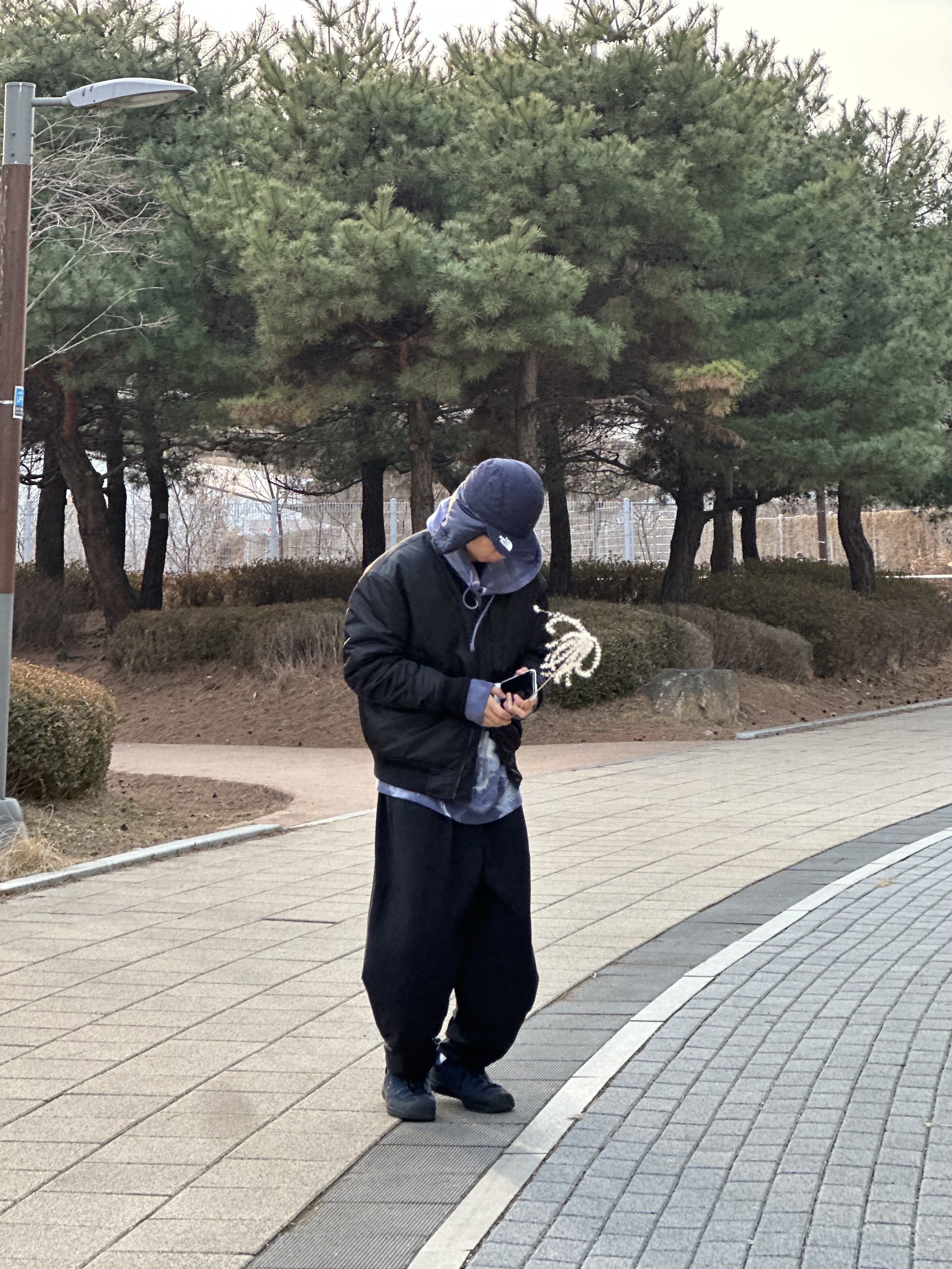 The North Face x Undercover Soukuu Down Cap TNF Black Aviator Navy, Stussy x Dries Van Noten Tie Dye Hoodie Blue 착용 스타일 - 2