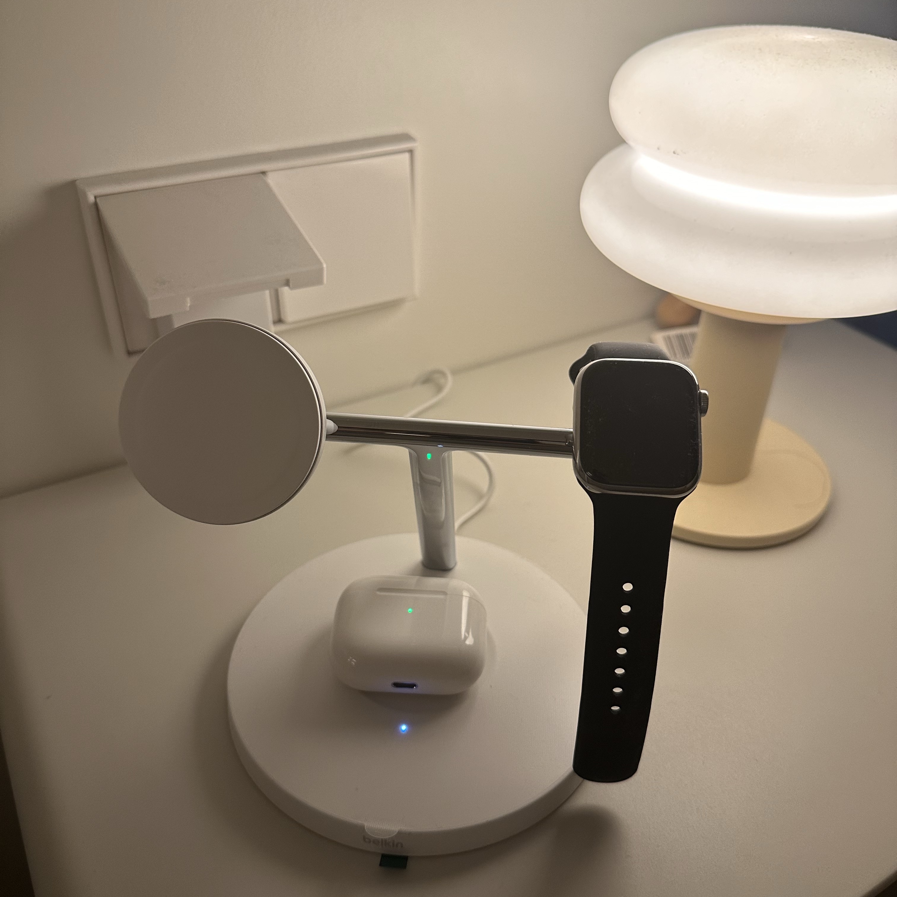 Belkin 3-in-1 MagSafe 15W Wireless Charging Stand WIZ017kr White 착용 스타일