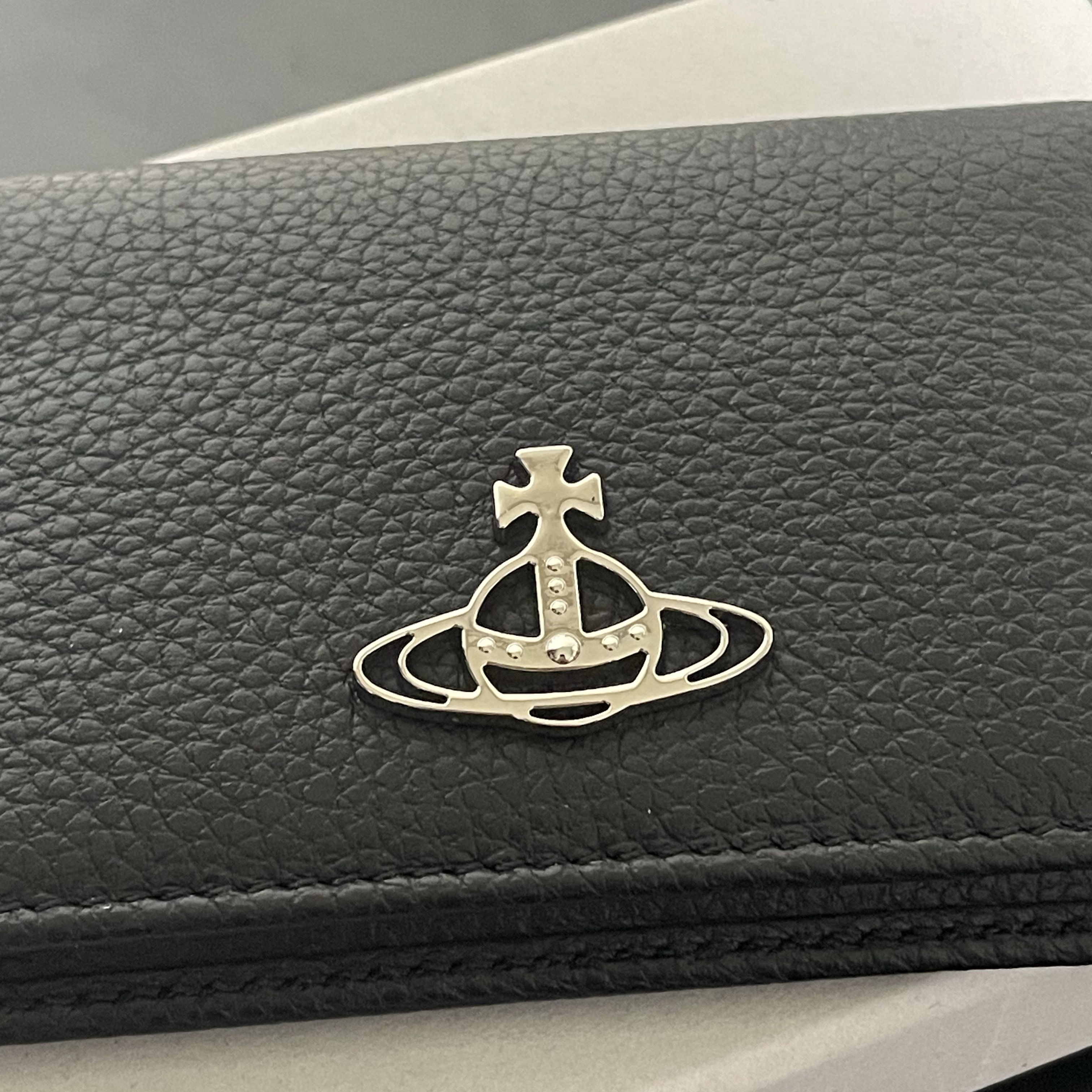 Vivienne Westwood Grain Leather Card Holder Black 착용 스타일