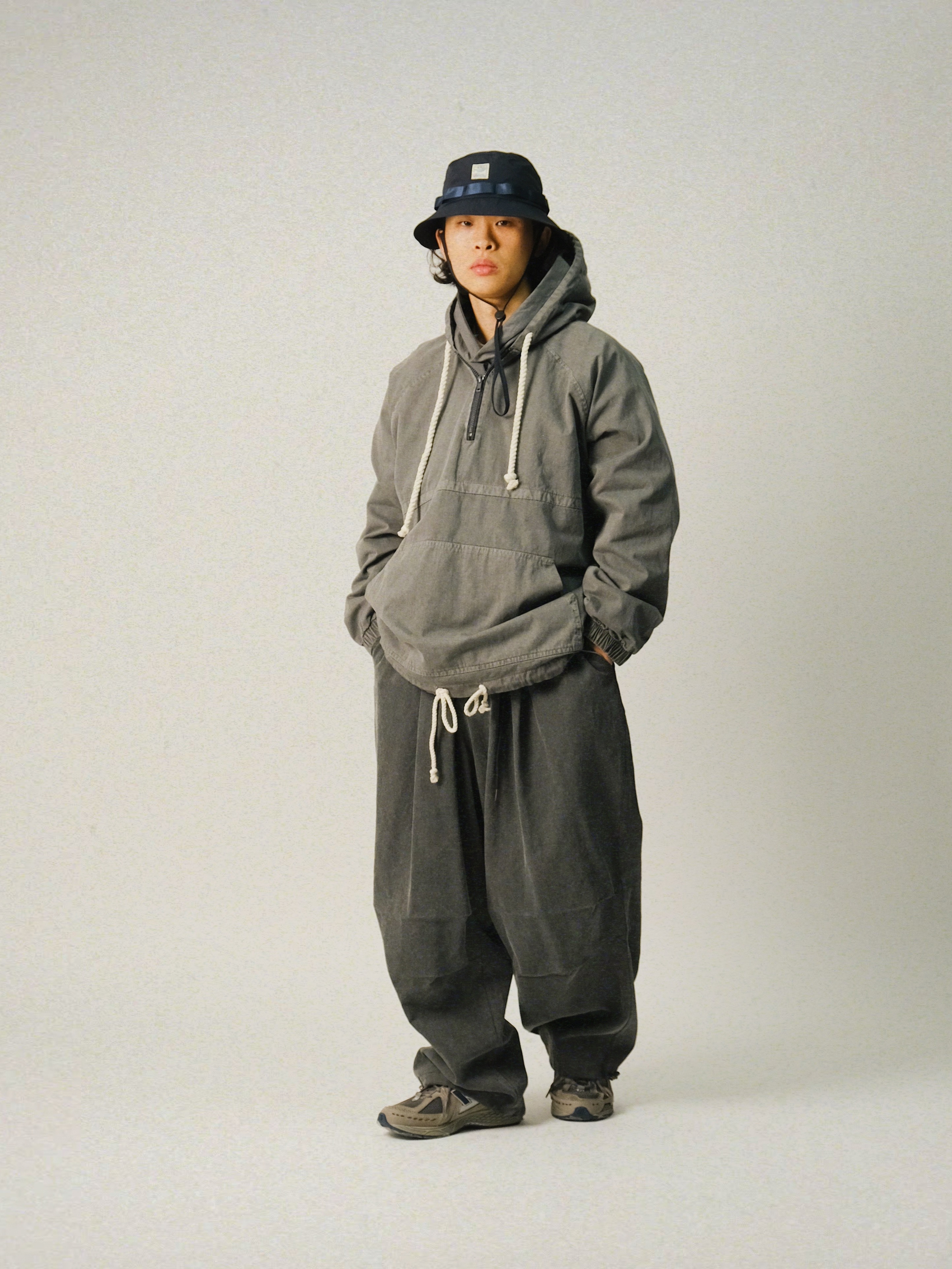 New Balance 1906R Charcoal Grey 착용 스타일 - 2