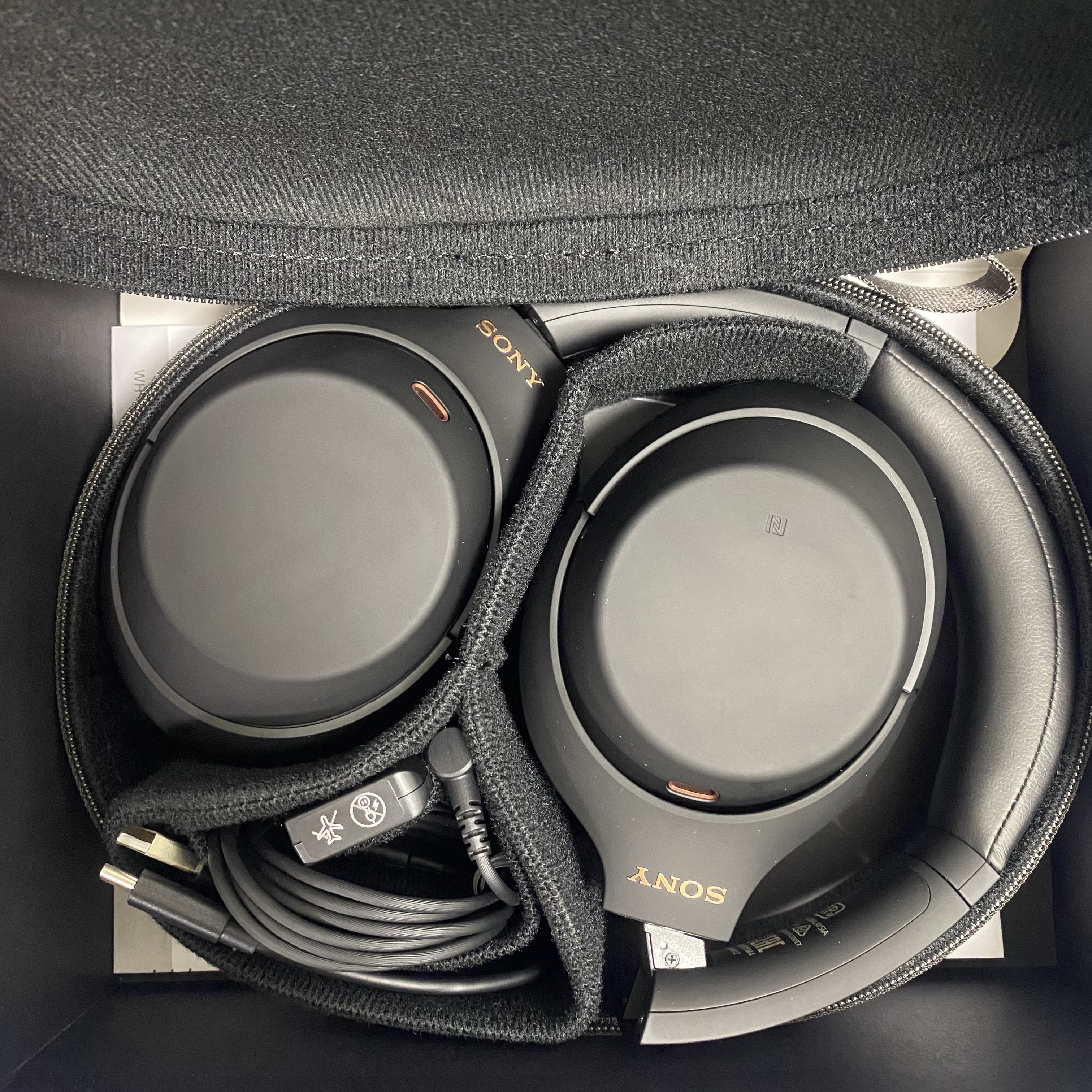 Sony WH-1000XM4 Black (Korean Ver.) 착용 스타일 - 2