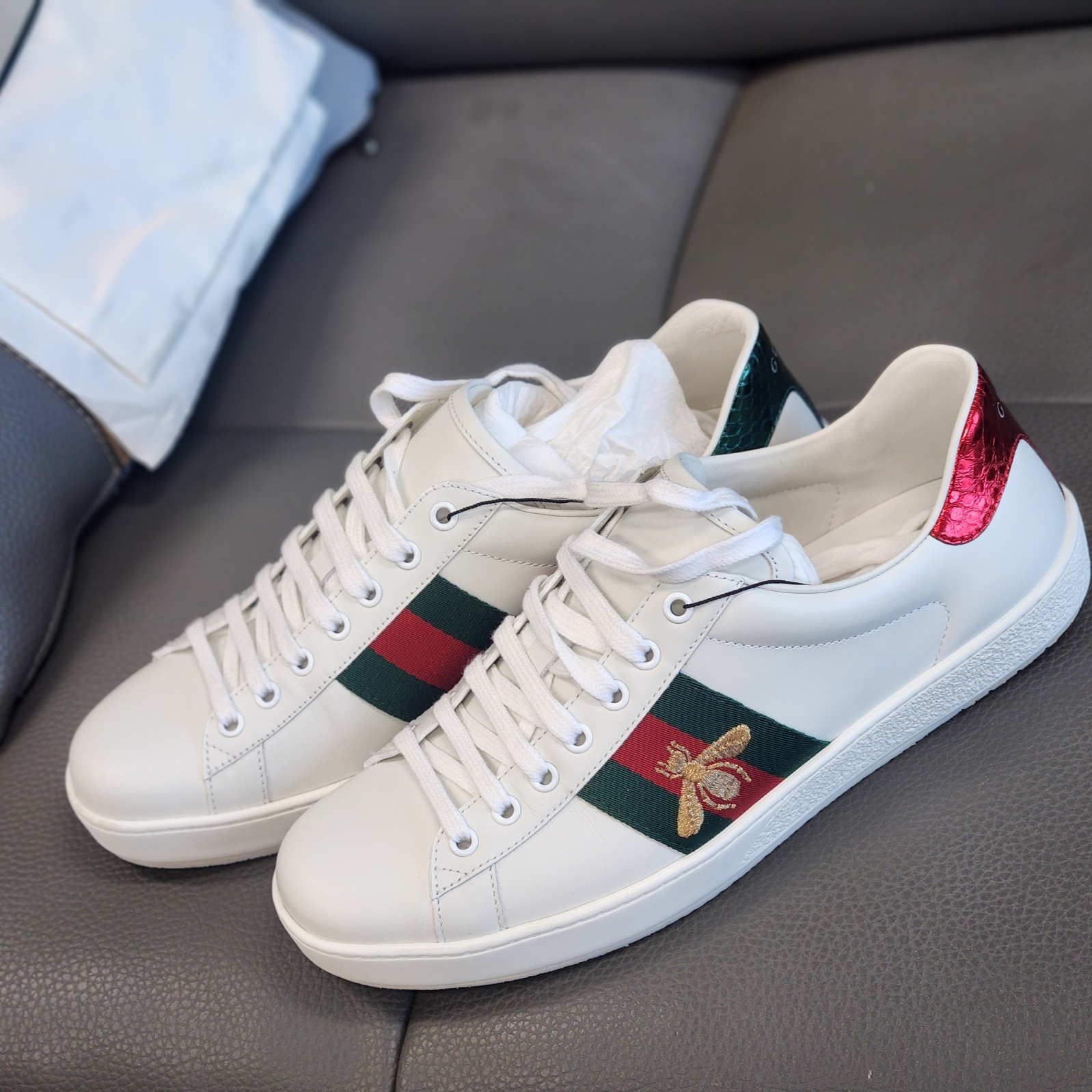 Gucci Ace Embroidered Bee 착용 스타일