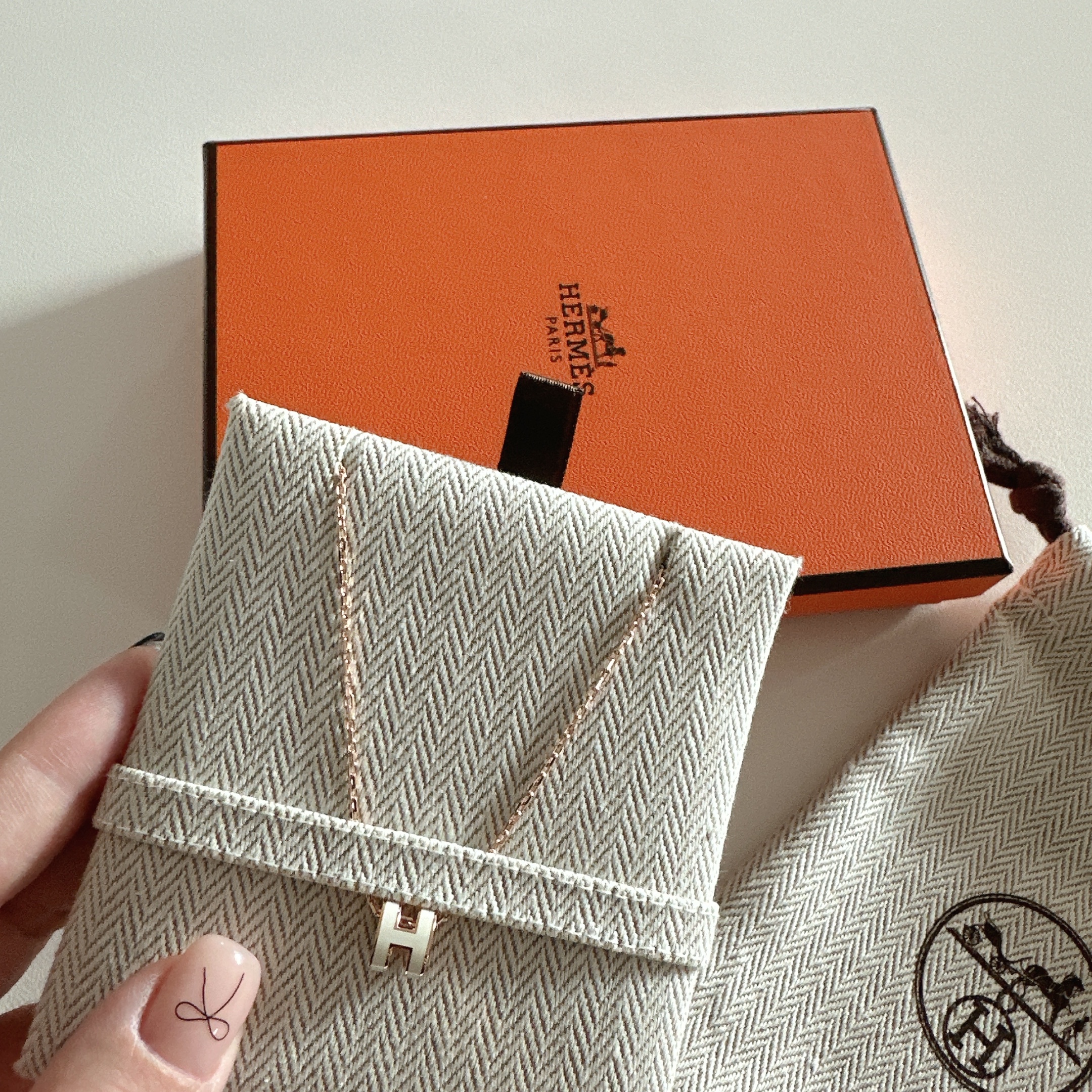 (W) Hermes Mini Pop H Pendant Rose Gold & Blanc 착용 스타일