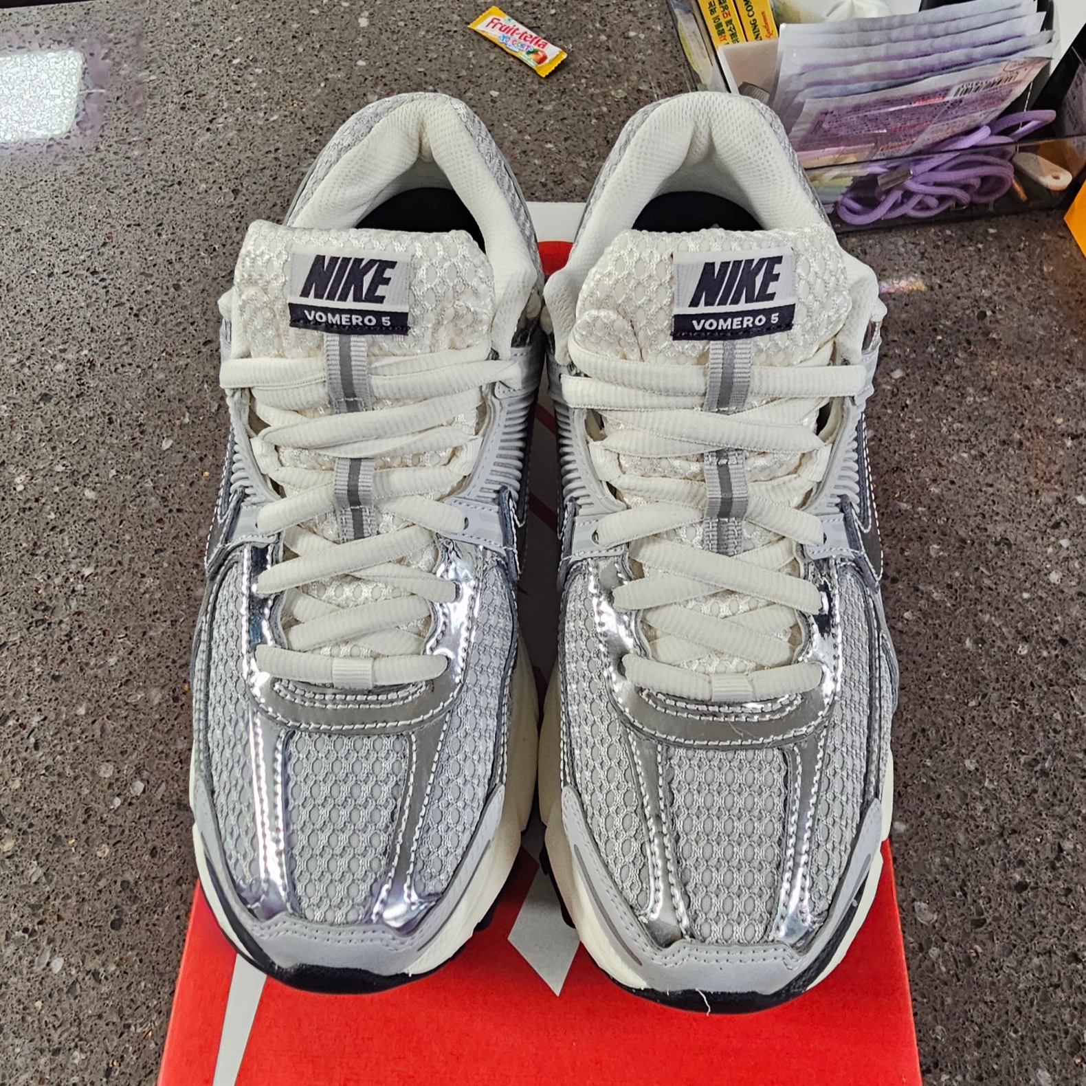 (W) Nike Zoom Vomero 5 Photon Dust and Metallic Silver 착용 스타일