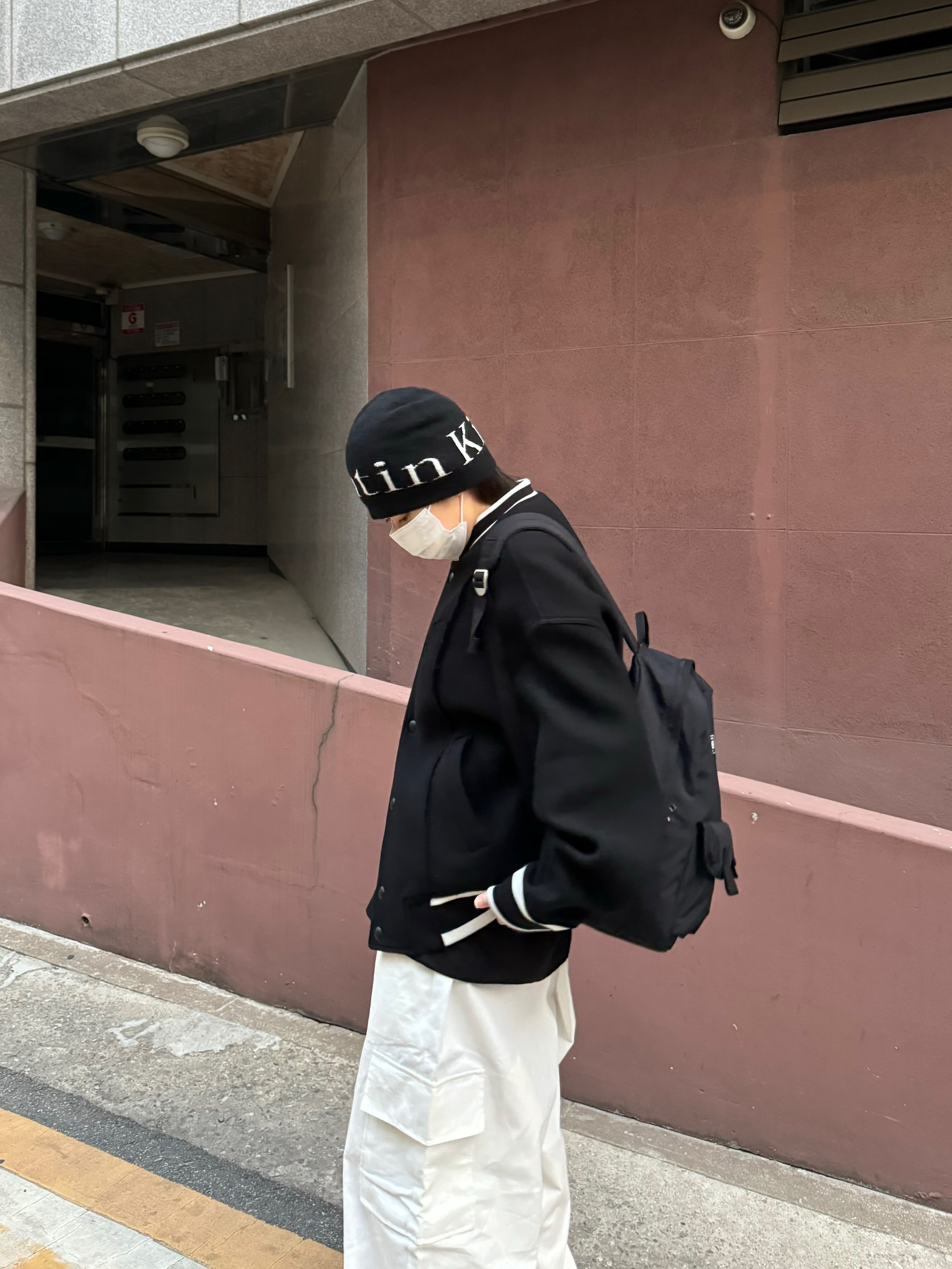 Zara x Ader Error Wool Blend Bomber Black, Matin Kim Logo Jacquard Short Beanie Black 착용 스타일 - 1