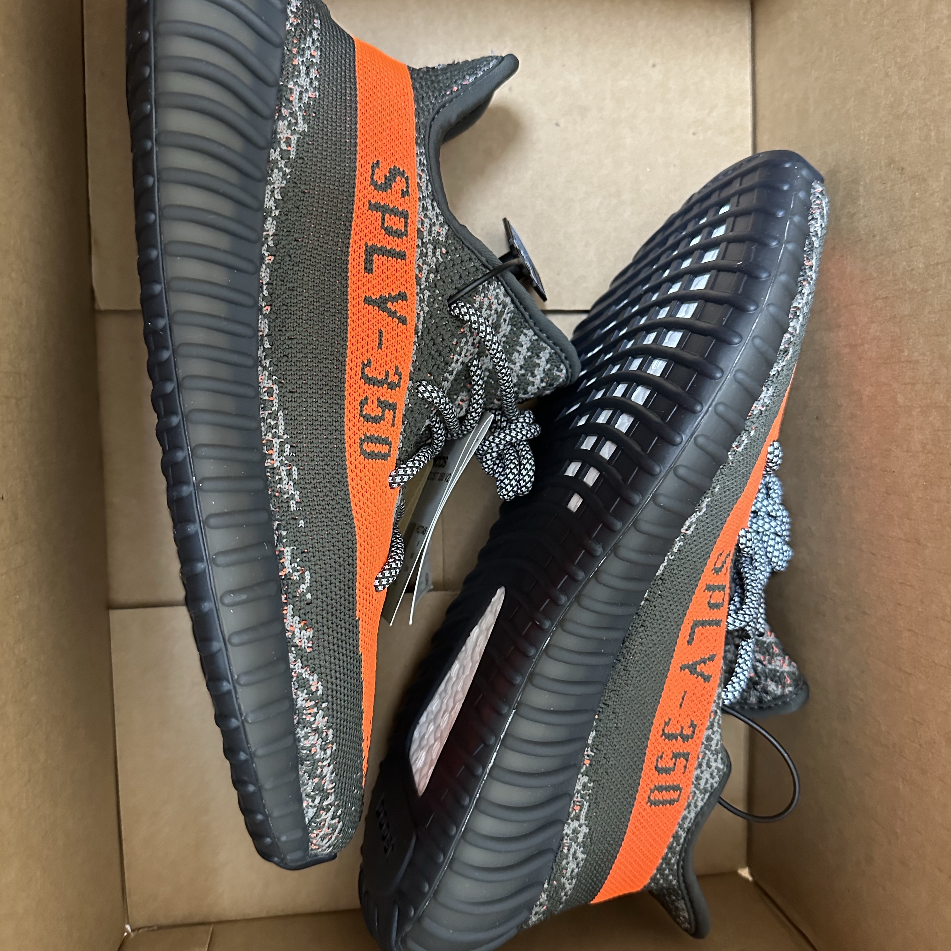 Adidas Yeezy Boost 350 V2 Carbon Beluga 착용 스타일 - 1
