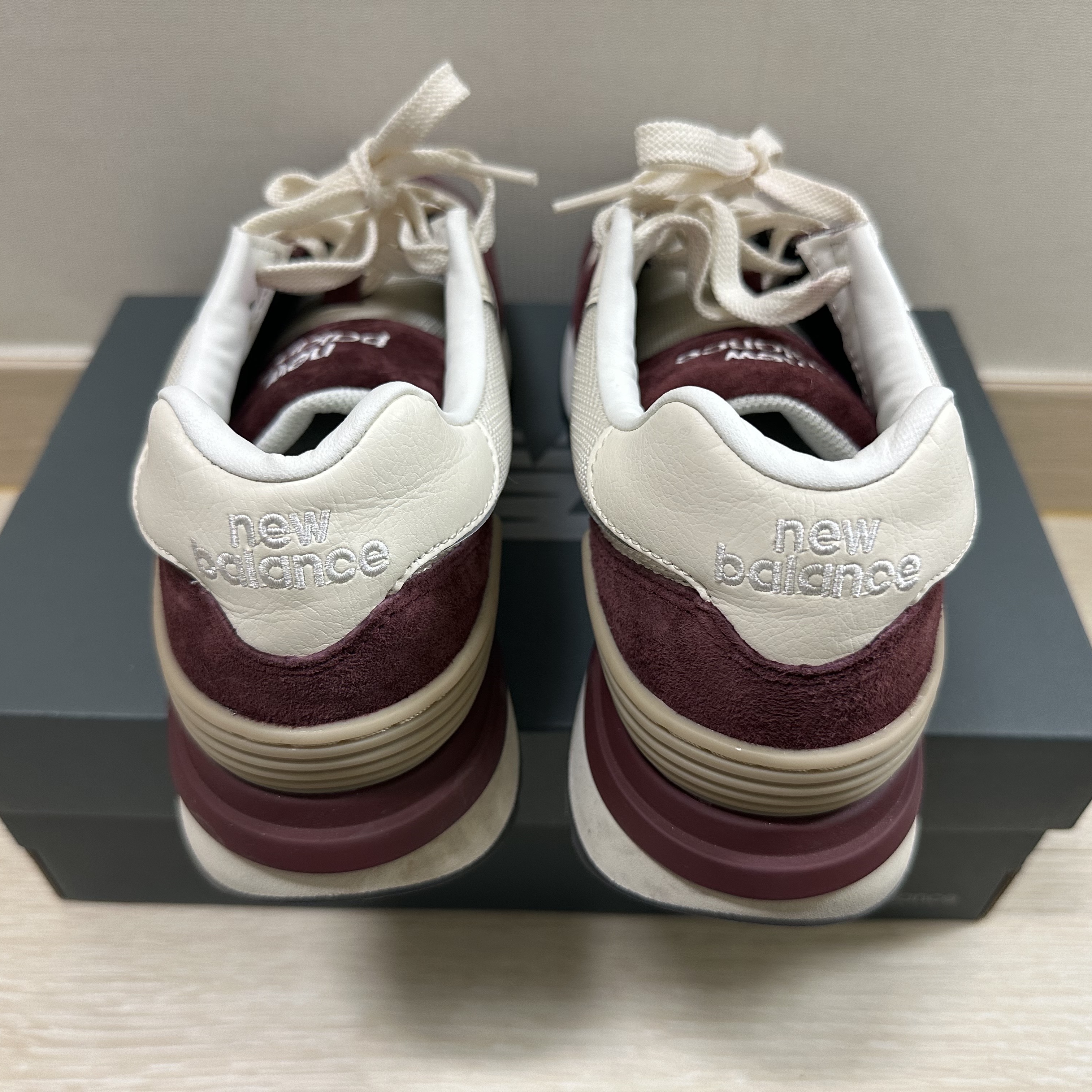 New Balance 574 Legacy Burgundy Angora 착용 스타일 - 3
