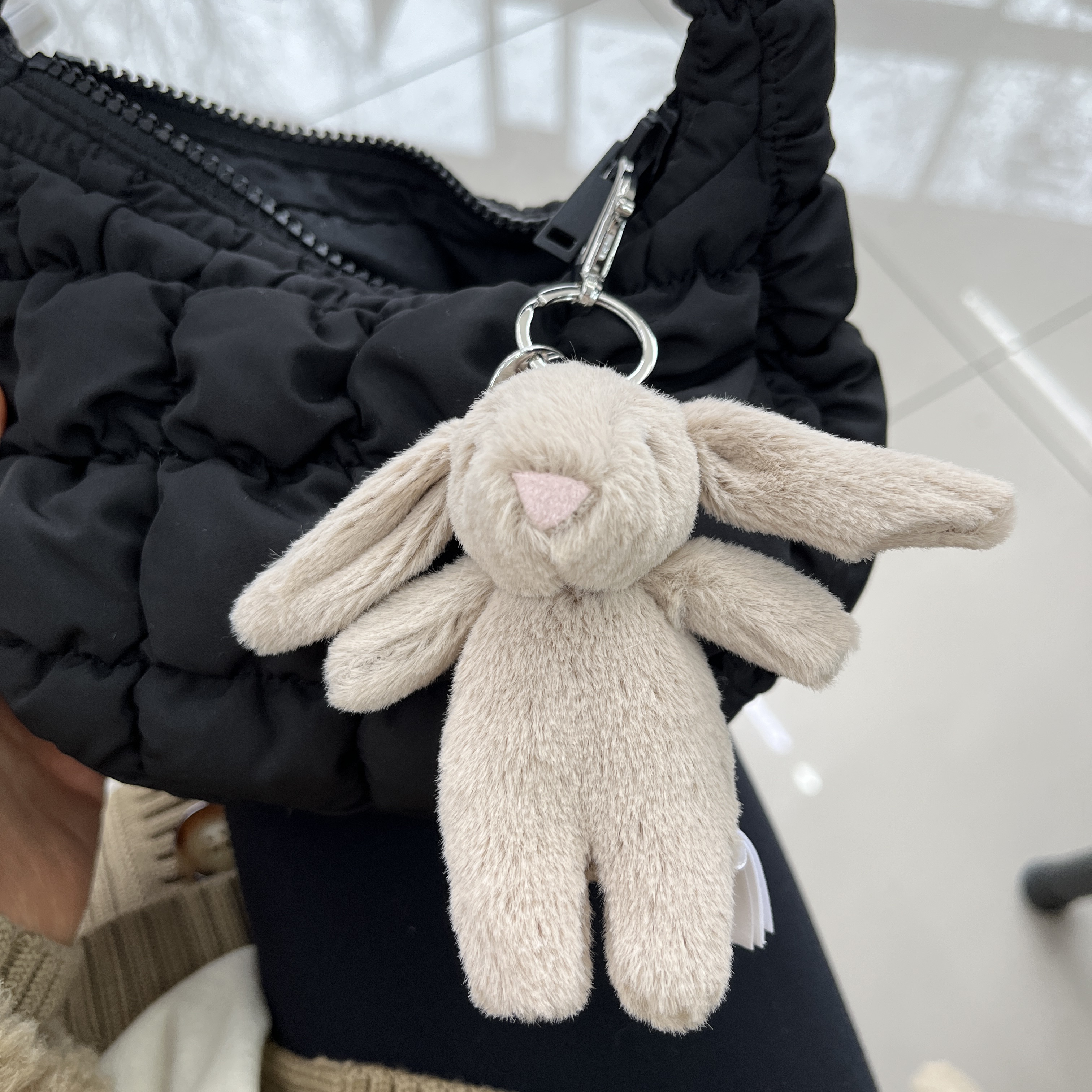 Jellycat Bashful Bunny Bag Charm Beige 착용 스타일