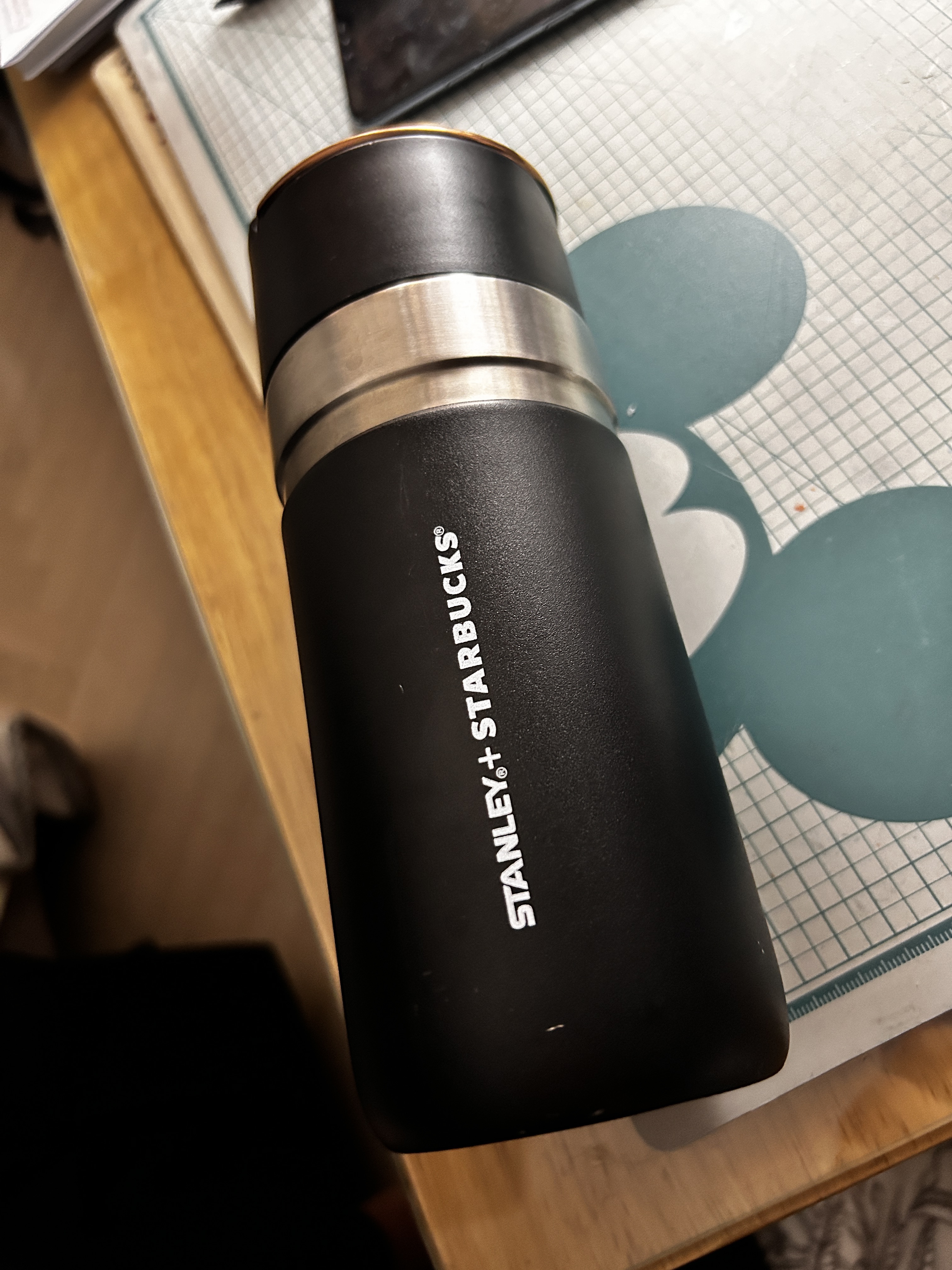 Stanley x Starbucks SS Thermos Black Gold 500ml 착용 스타일 - 2