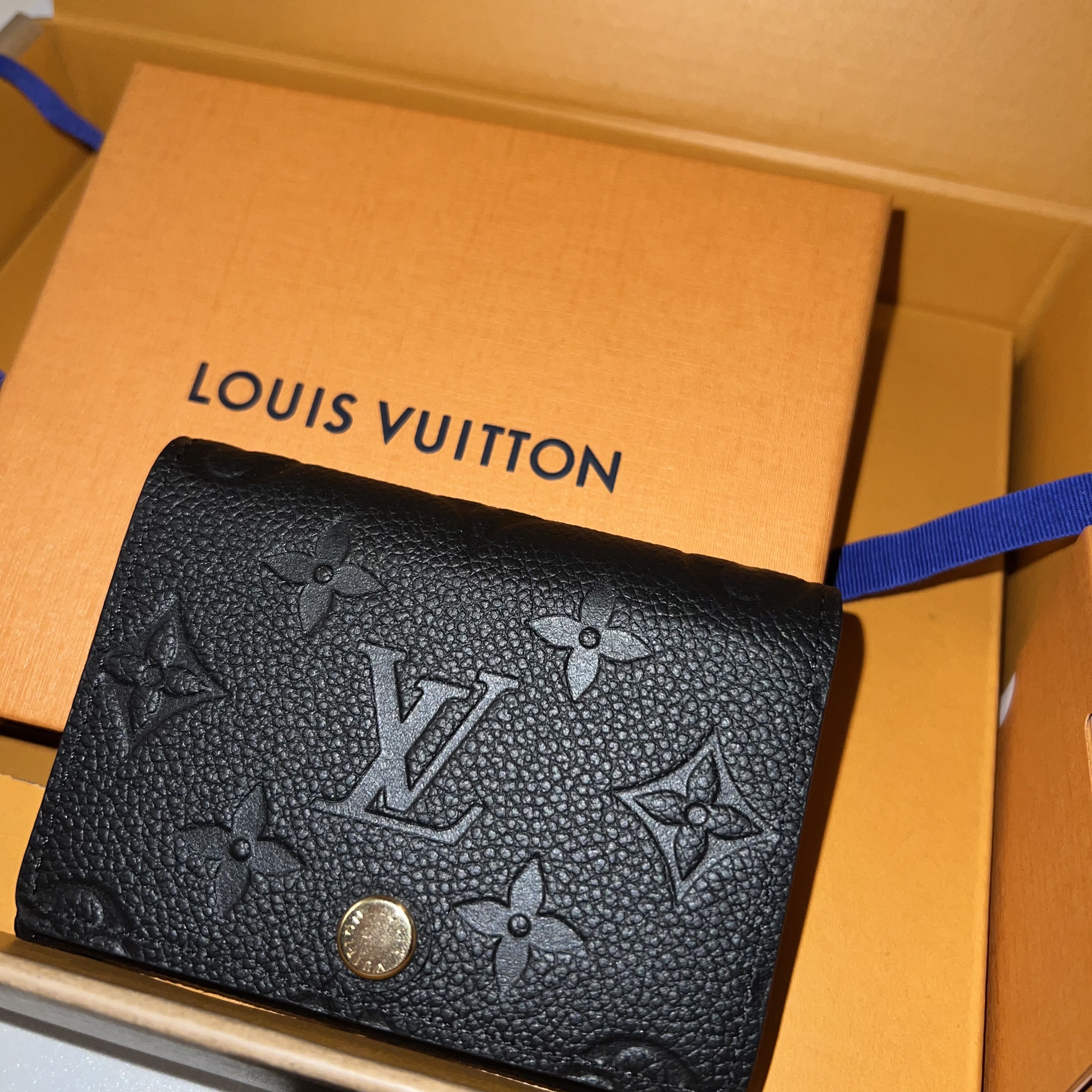Louis Vuitton Business Card Holder Monogram Embossed Leather Black 착용 스타일
