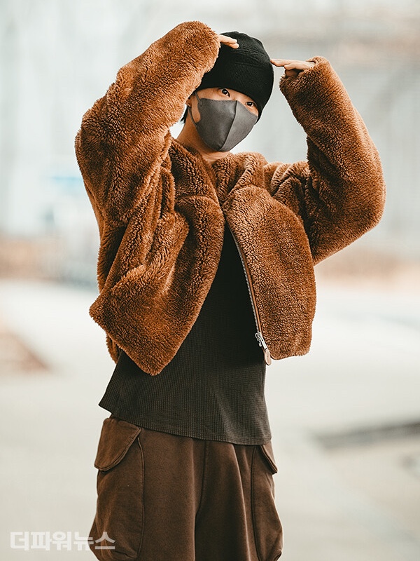 Entire Studios Heavy Gocar Washed Black, Entire Studios Fluffy Overcoat V2 Wheat 착용 스타일