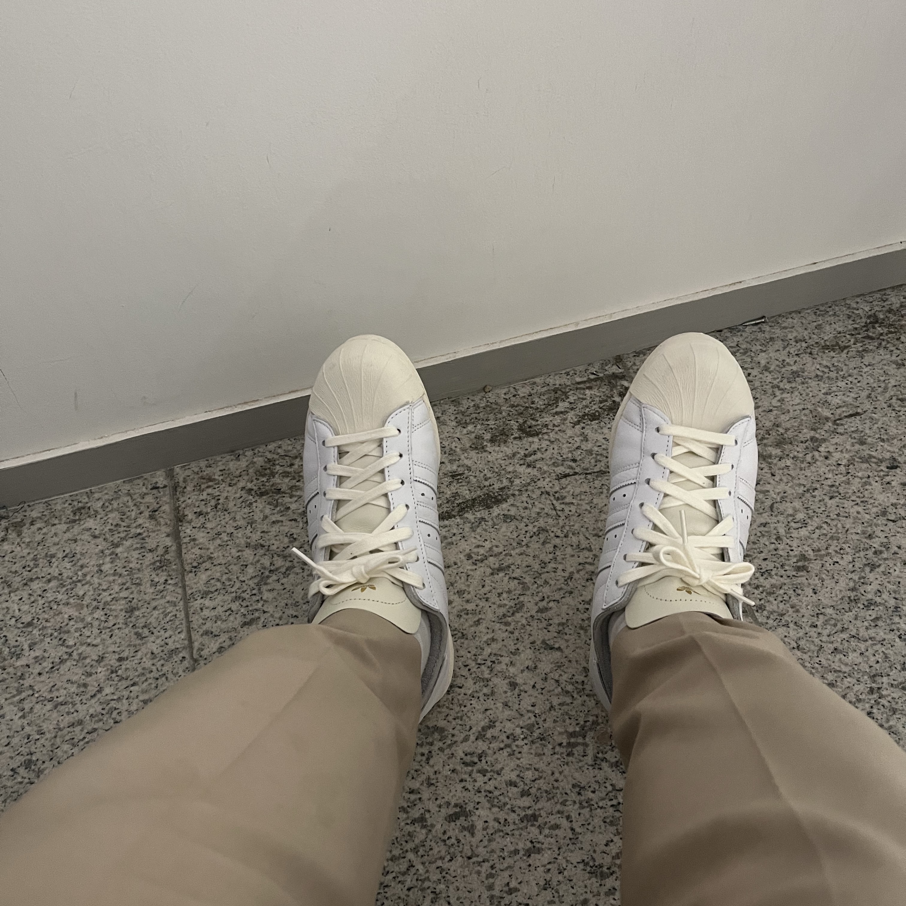 Adidas Superstar 82 Cloud White Off White 착용 스타일 - 1