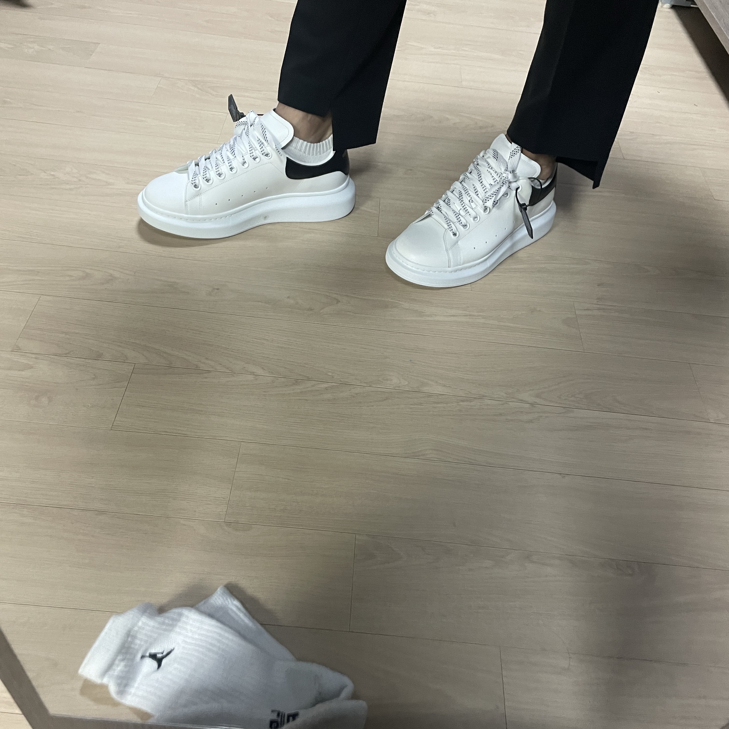 Alexander McQueen Oversized Sneakers White Black 착용 스타일