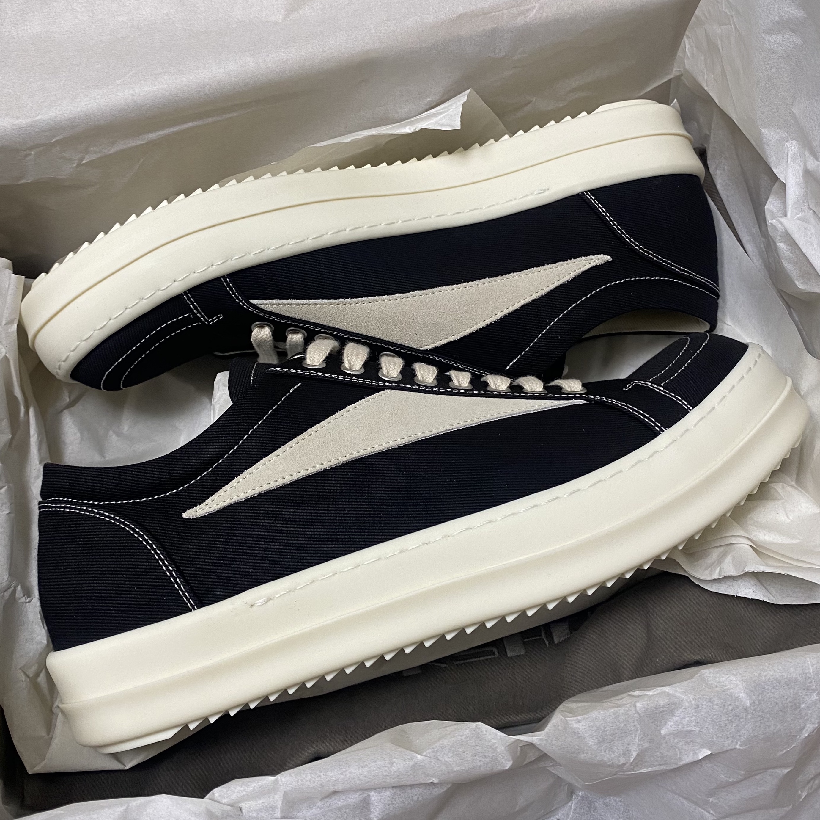 Rick Owens Drkshdw Lido Overdyed Denim Vintage Sneakers Black Milk, Rick Owens Drkshdw Luxor Overdyed Denim Vintage Sneakers Black Milk 착용 스타일 - 1
