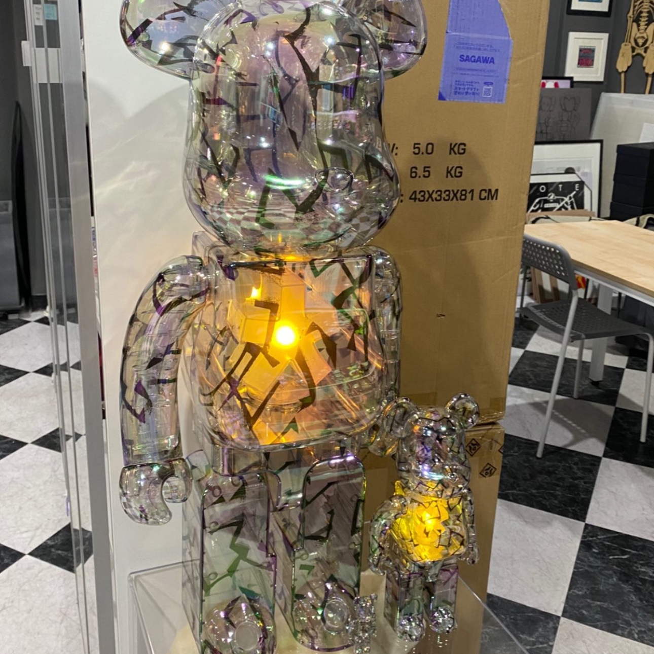 Bearbrick x Jimmy Choo x Eric Haze Curated By Poggy 1000%, Bearbrick x Jimmy Choo x Eric Haze Curated By Poggy 100% & 400% Set 착용 스타일