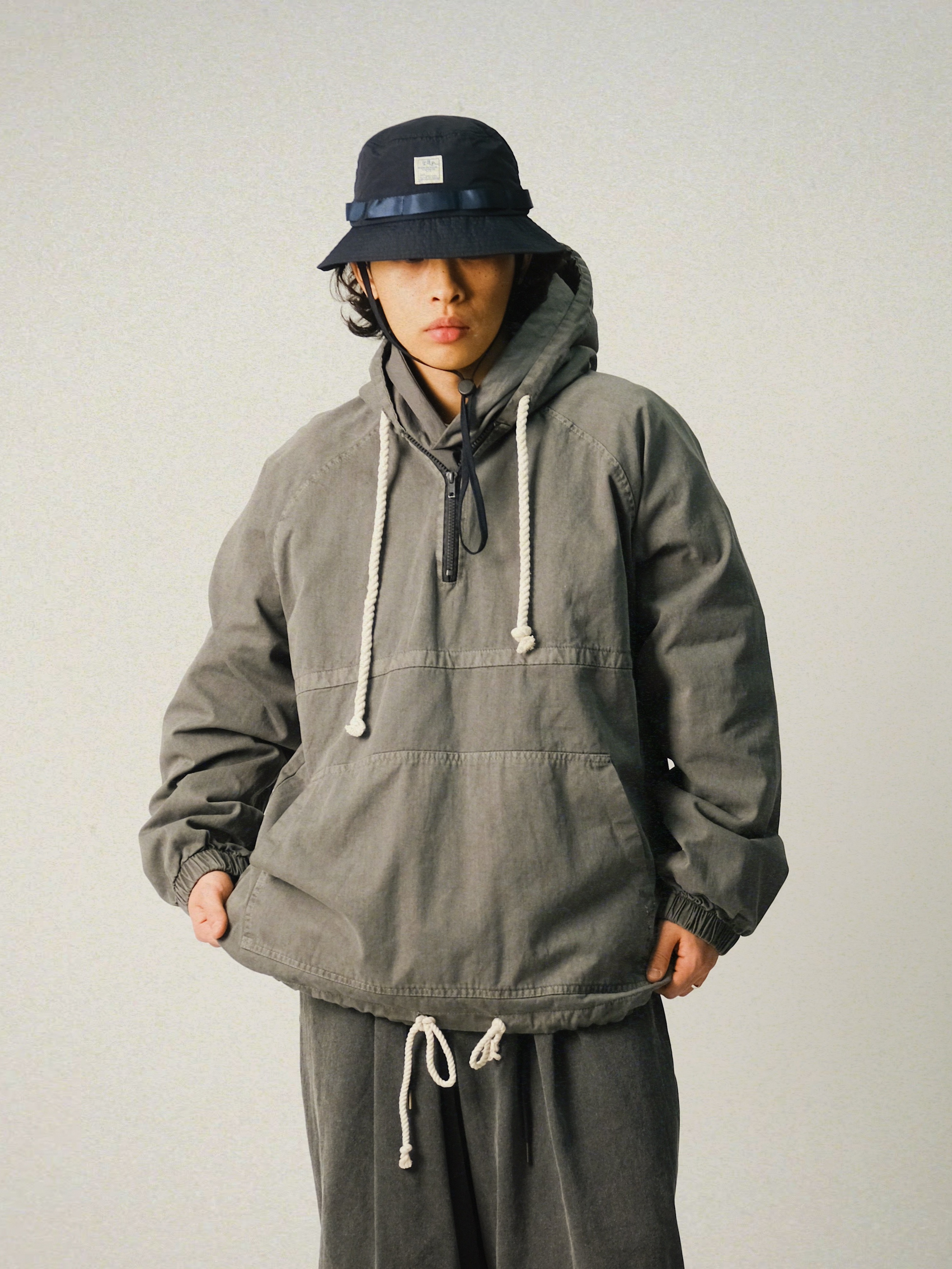 New Balance 1906R Charcoal Grey 착용 스타일 - 3