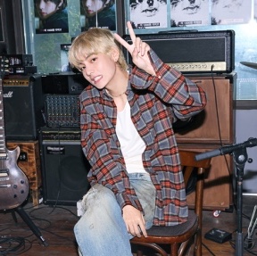 Undercover UP2C4405-1 Shirts Red Check, Acne Studios Loose Fit Jeans 2021M Mid blue 착용 스타일 - 1