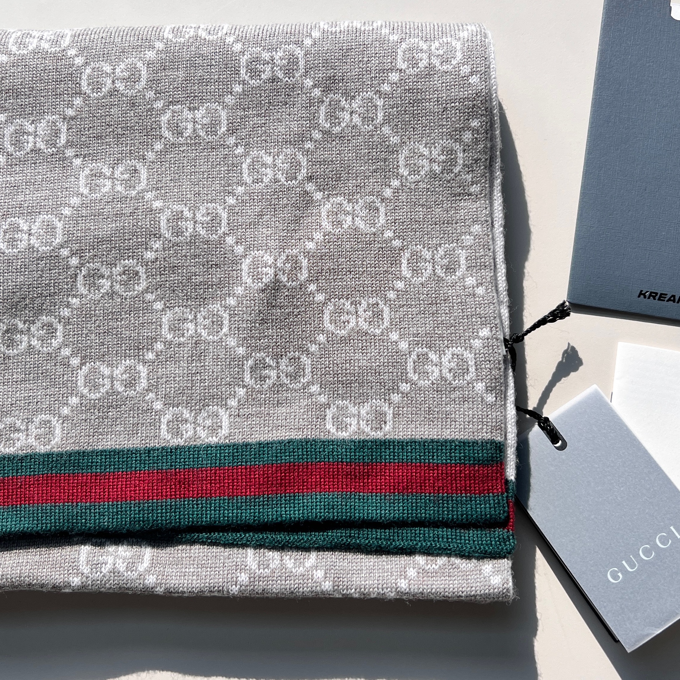 Gucci GG Two-Tone Wool Scarf Beige 착용 스타일 - 2