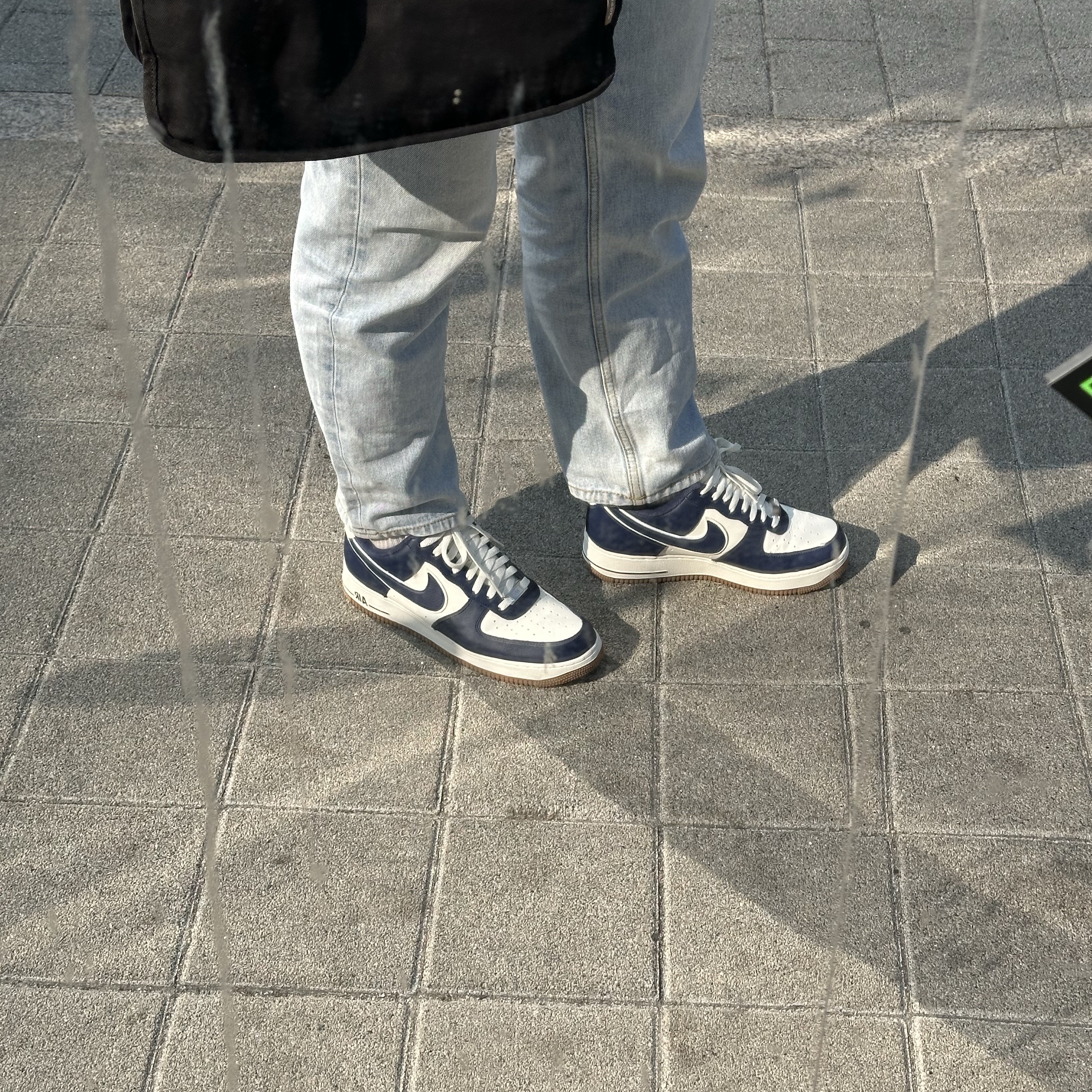 Nike Air Force 1 '07 LV8 Midnight Navy 착용 스타일
