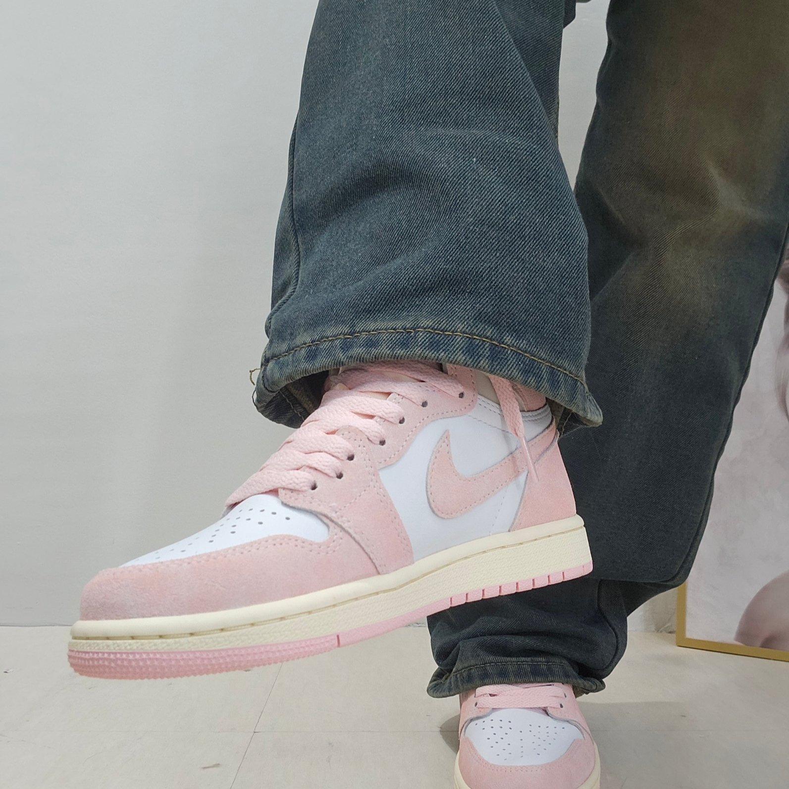(W) Jordan 1 Retro High OG Coconut Milk and Sail 착용 스타일 - 2