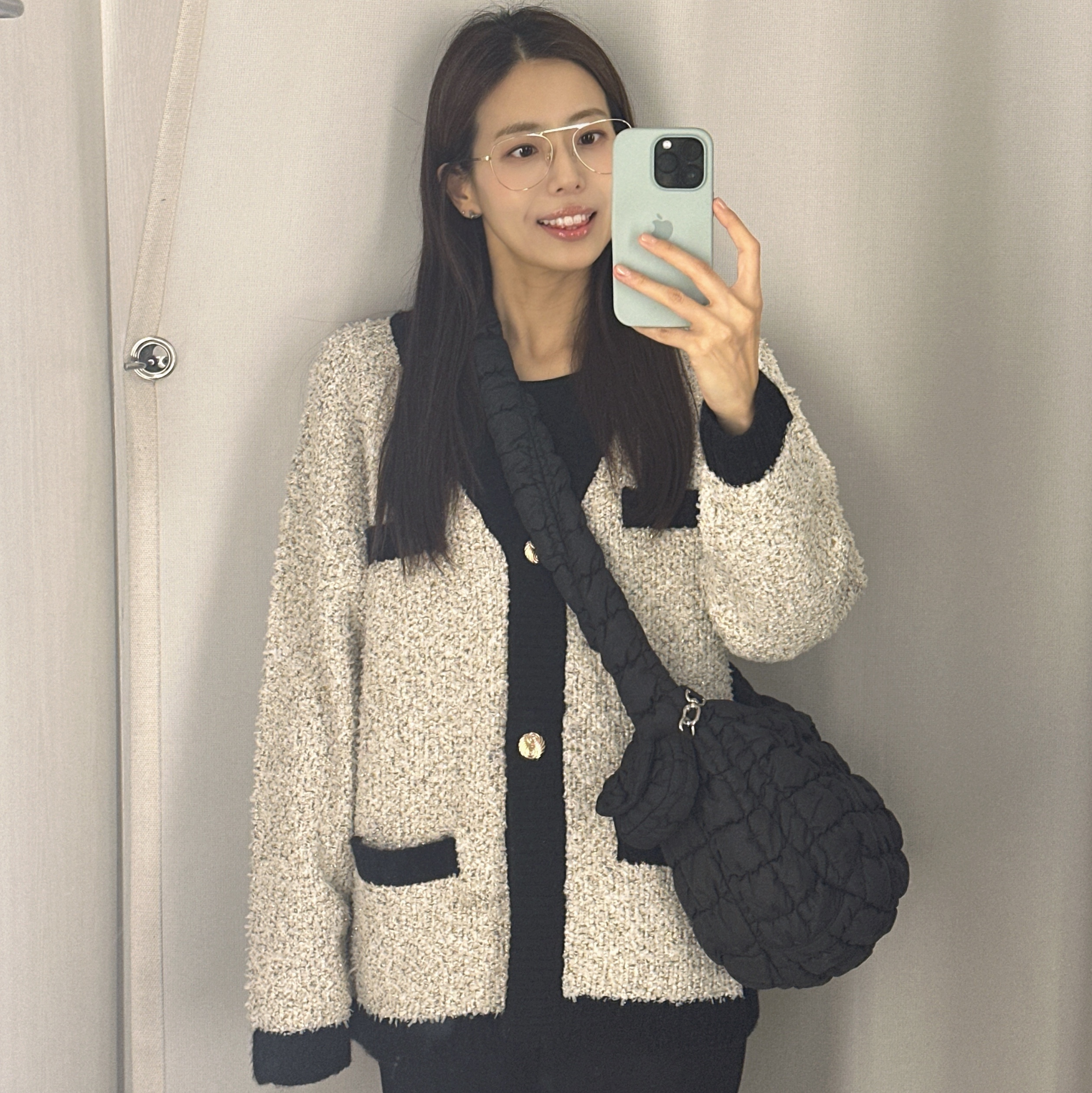 COS Quilted Messenger Bag Black, COS Quilted Nano Bag Black 착용 스타일 - 2
