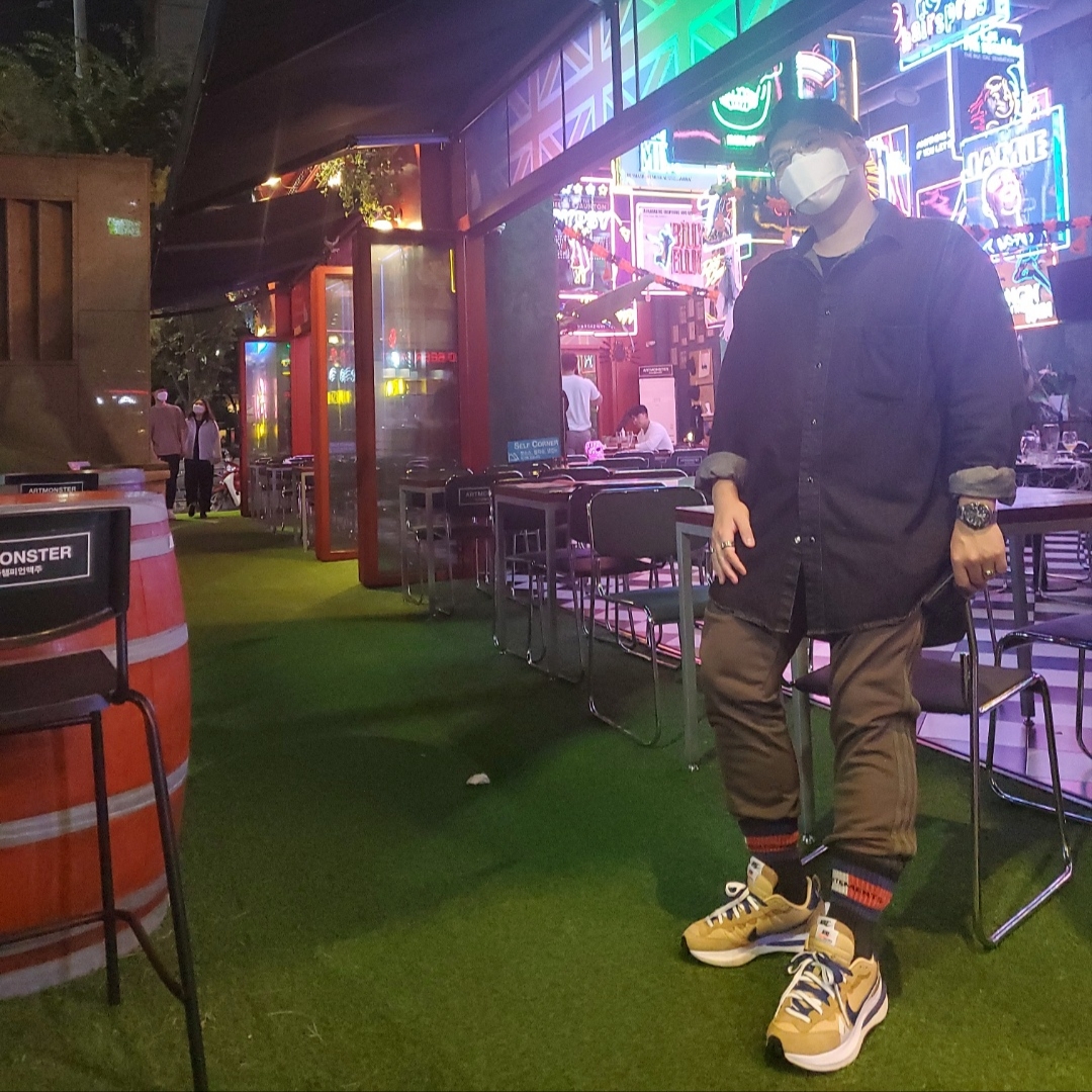 Nike x Sacai VaporWaffle Sesame and Blue Void, Adidas Yeezy Calabasas Track Pants Umber Core 착용 스타일