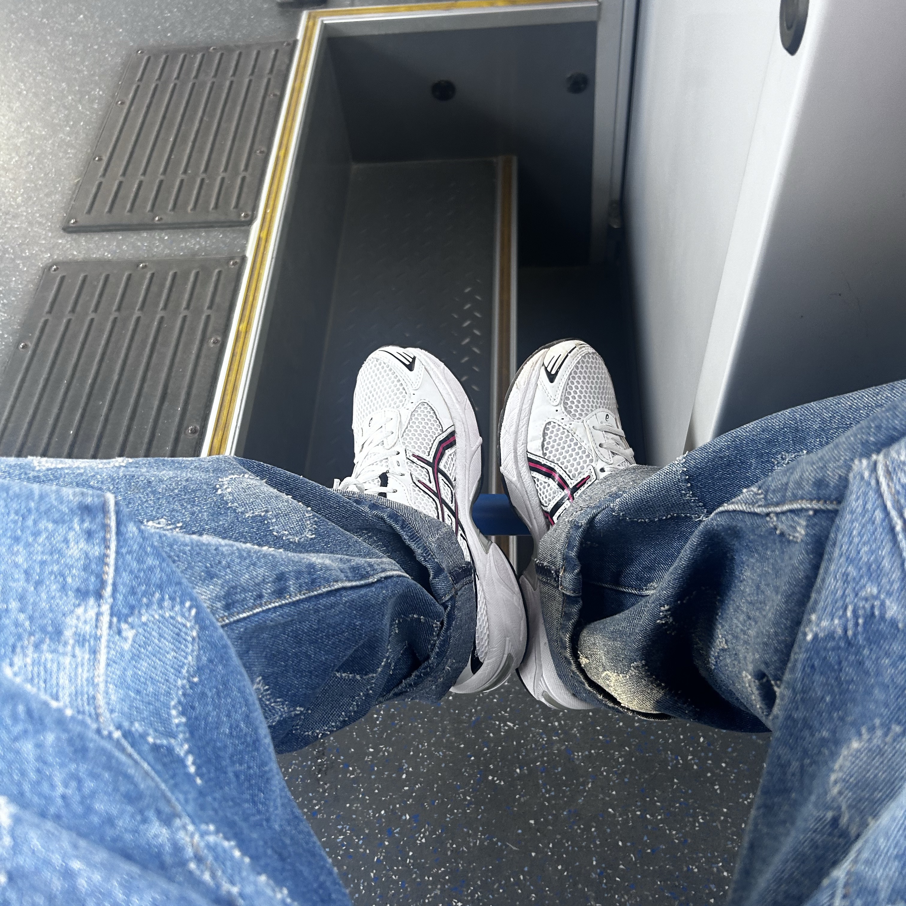 Asics Gel-1130 White Electric Red 착용 스타일
