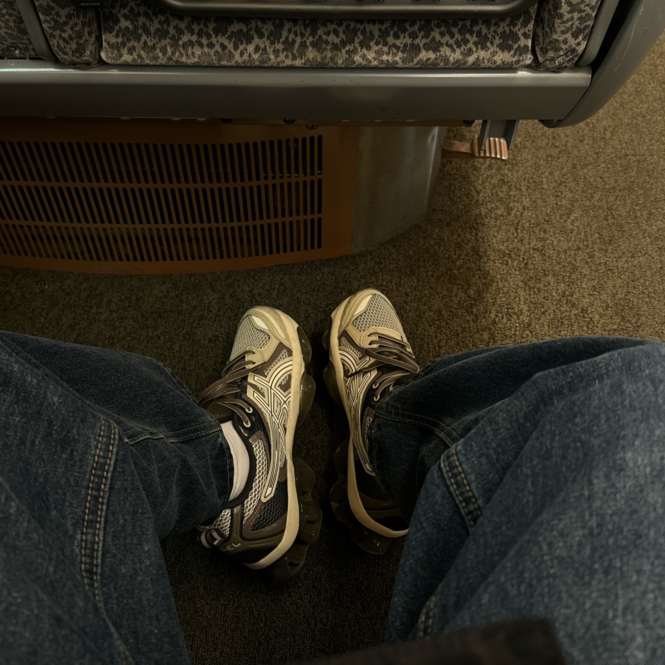 Asics Gel-Quantum Kinetic Birch Dark Taupe 착용 스타일