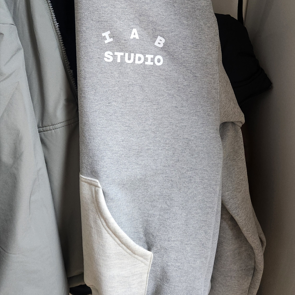 IAB Studio Hoodie Dual Gray 착용 스타일 - 2