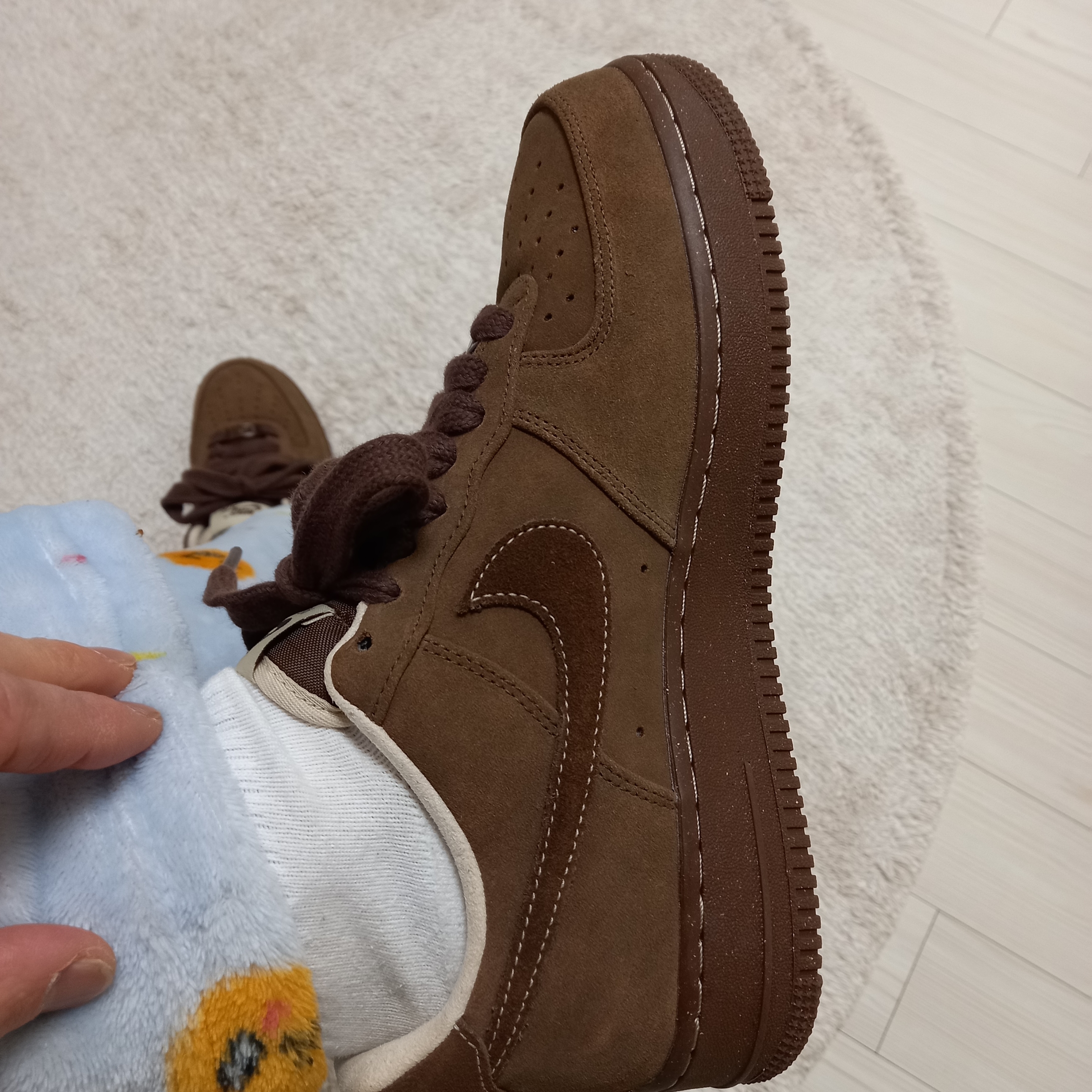(W) Nike Air Force 1 '07 Cacao Wow, Nike x Stussy NRG Crew Socks White Black 착용 스타일 - 3