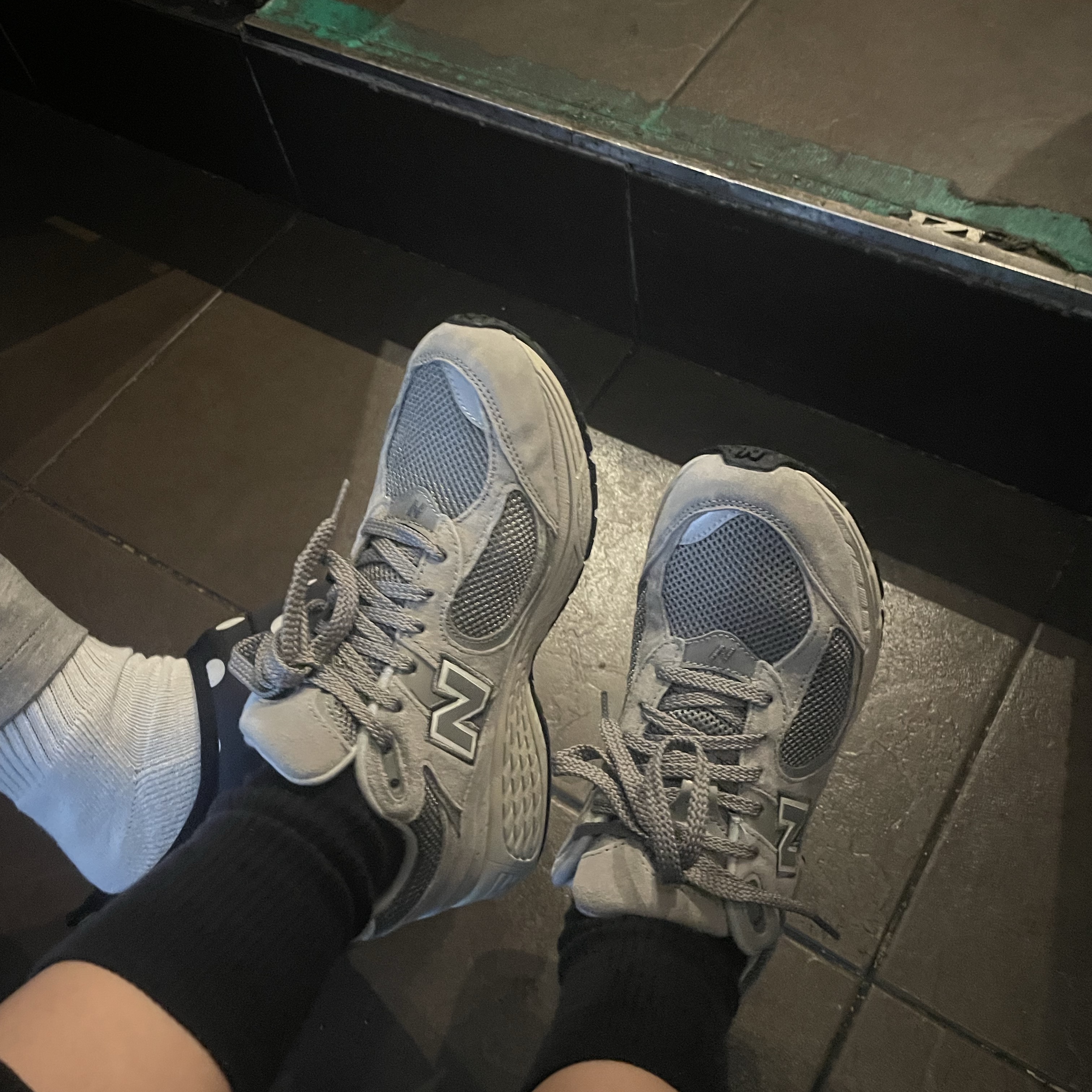 New Balance 2002R Grey 착용 스타일