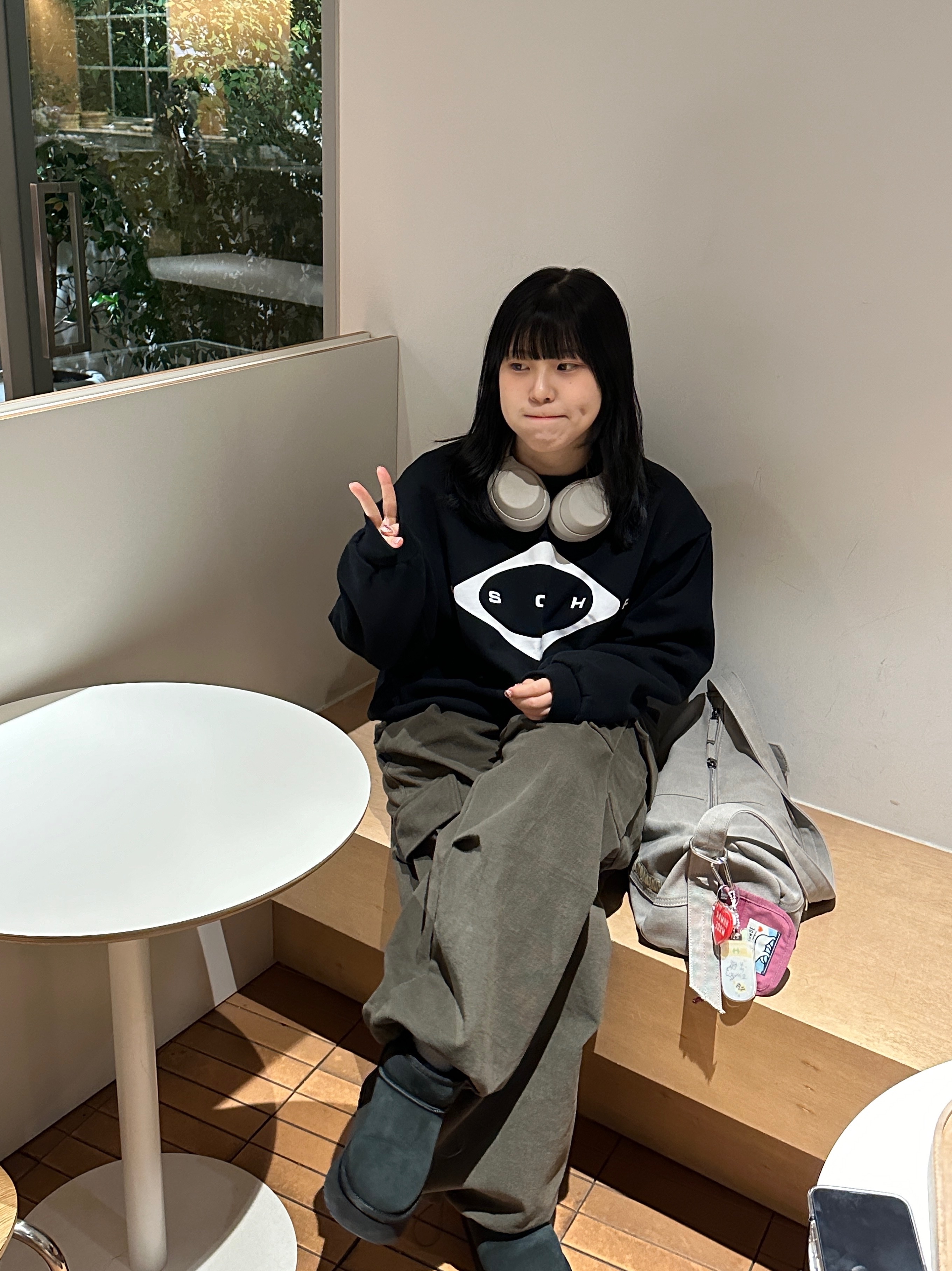 (W) UGG Classic Mini Platform Boots Black, (W) UGG Classic Ultra Mini Platform Boots Black 착용 스타일 - 2